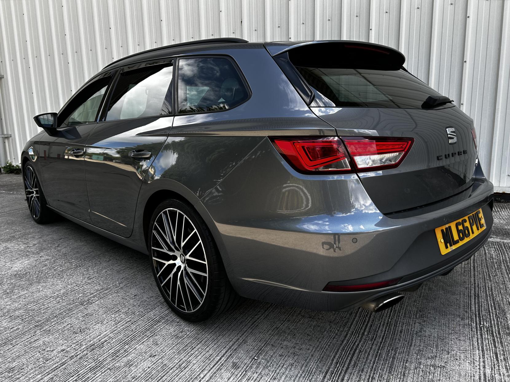 SEAT Leon 2.0 TSI Cupra 290 Black Sport Tourer 5dr Petrol DSG Euro 6 (s/s) (290 ps)