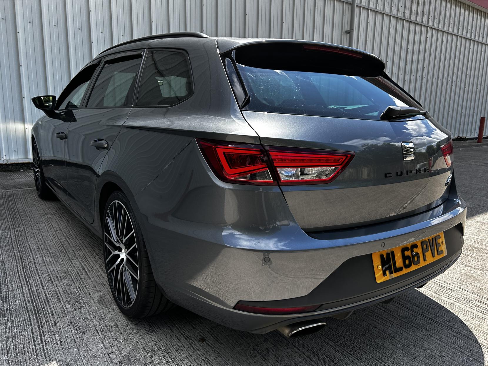 SEAT Leon 2.0 TSI Cupra 290 Black Sport Tourer 5dr Petrol DSG Euro 6 (s/s) (290 ps)
