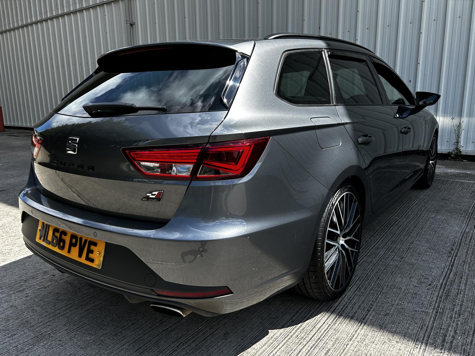 SEAT Leon 2.0 TSI Cupra 290 Black Sport Tourer 5dr Petrol DSG Euro 6 (s/s) (290 ps)
