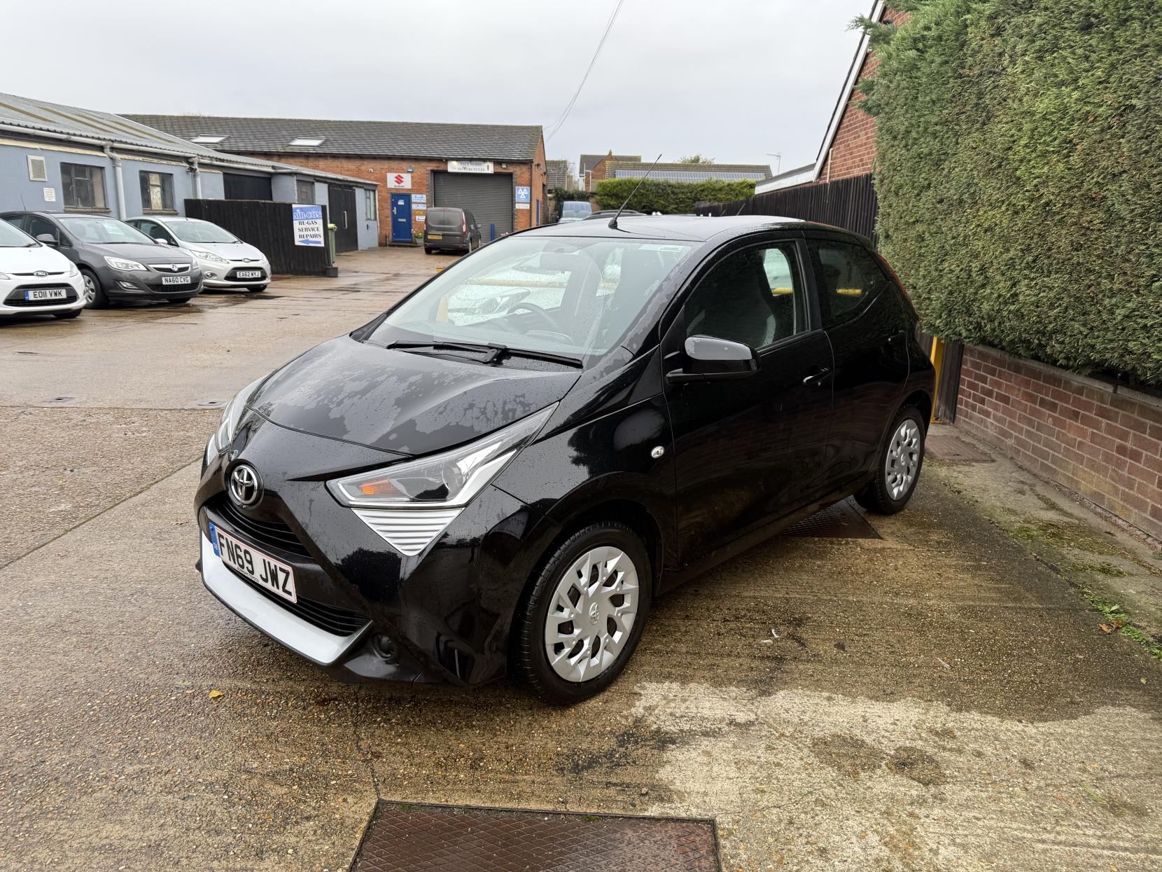 Toyota AYGO 1.0 VVT-i x-play Hatchback 5dr Petrol Manual Euro 6 (71 ps)