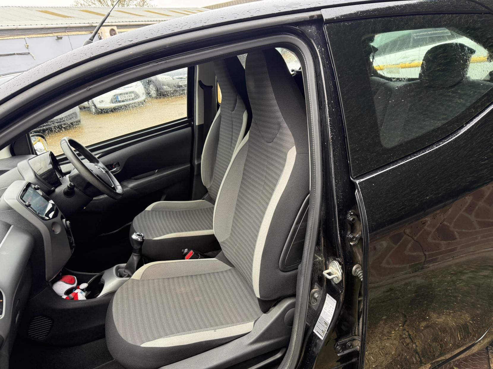 Toyota AYGO 1.0 VVT-i x-play Hatchback 5dr Petrol Manual Euro 6 (71 ps)