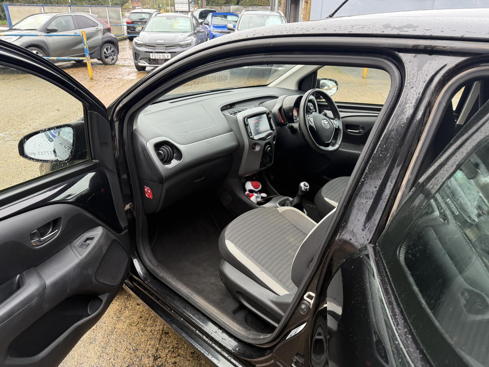 Toyota AYGO 1.0 VVT-i x-play Hatchback 5dr Petrol Manual Euro 6 (71 ps)