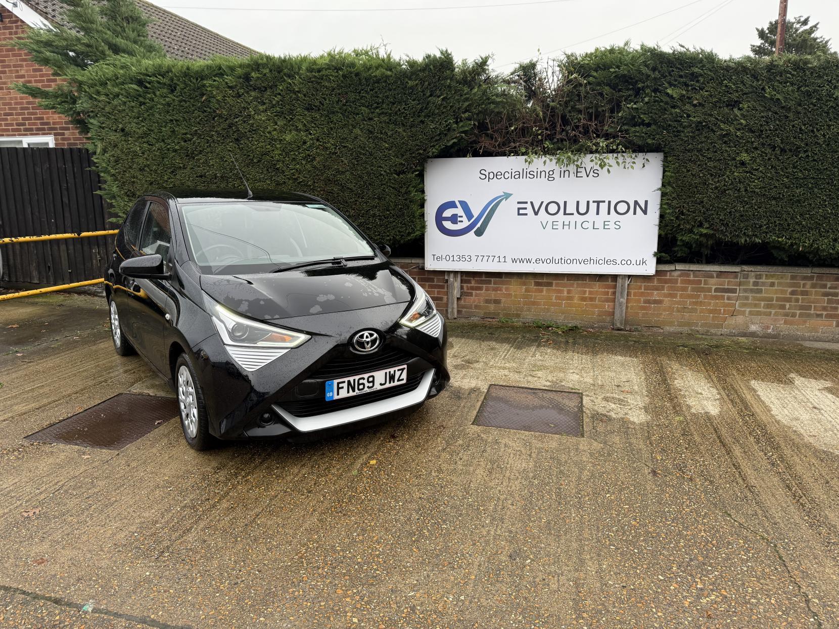 Toyota AYGO 1.0 VVT-i x-play Hatchback 5dr Petrol Manual Euro 6 (71 ps)