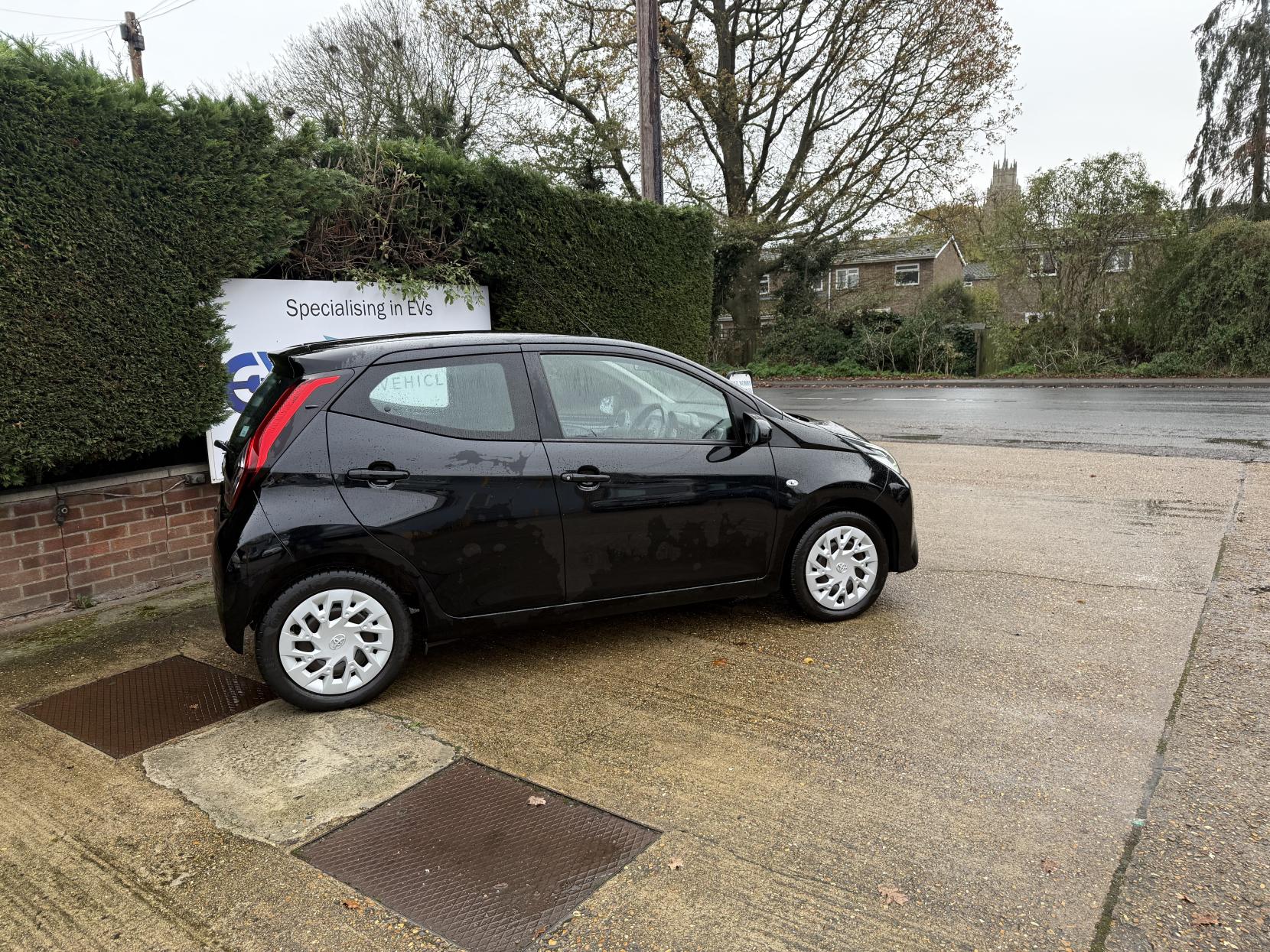 Toyota AYGO 1.0 VVT-i x-play Hatchback 5dr Petrol Manual Euro 6 (71 ps)