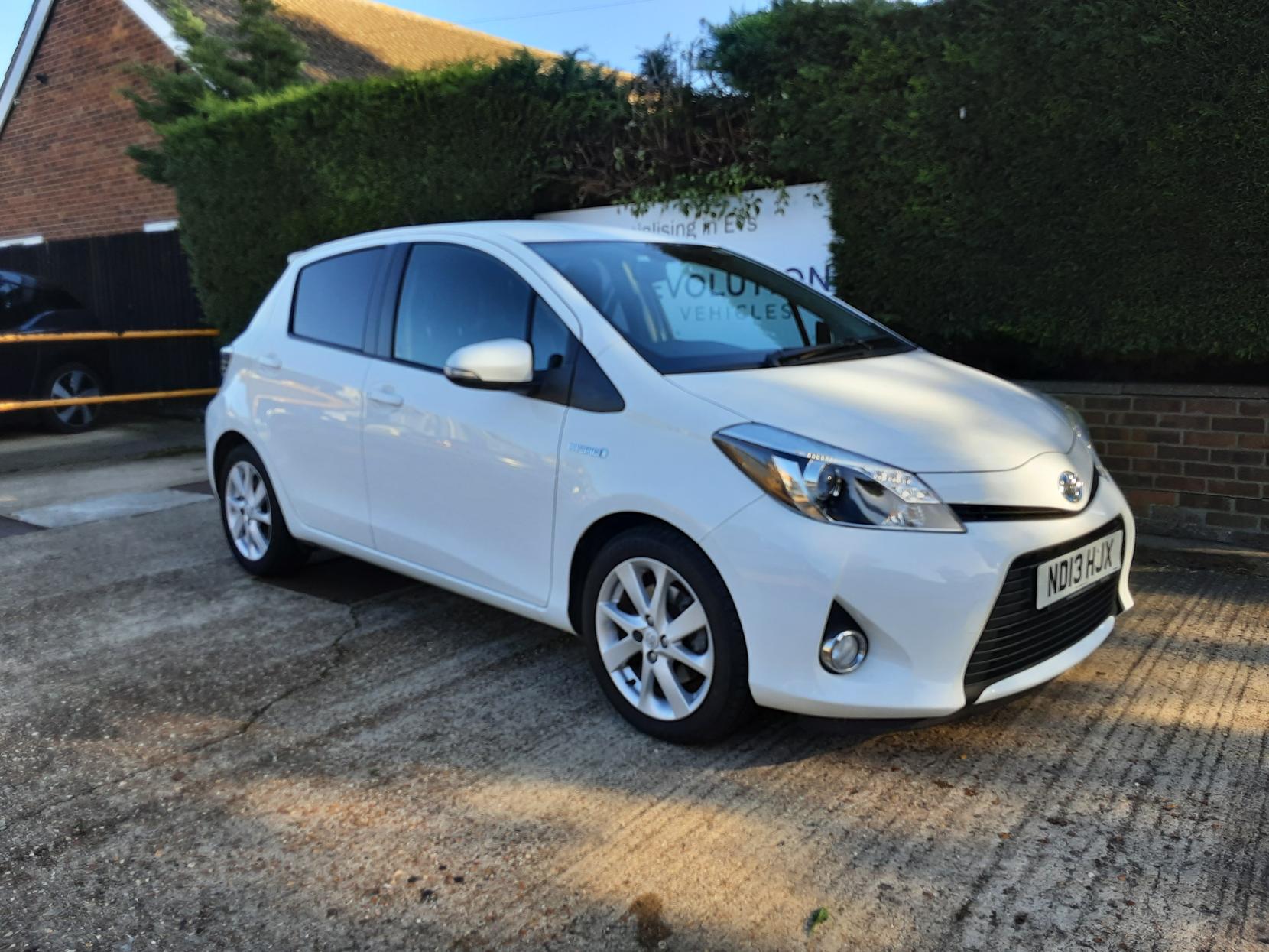 Toyota Yaris 1.5 VVT-h T Spirit Hatchback 5dr Petrol Hybrid CVT Euro 5 (101 ps)
