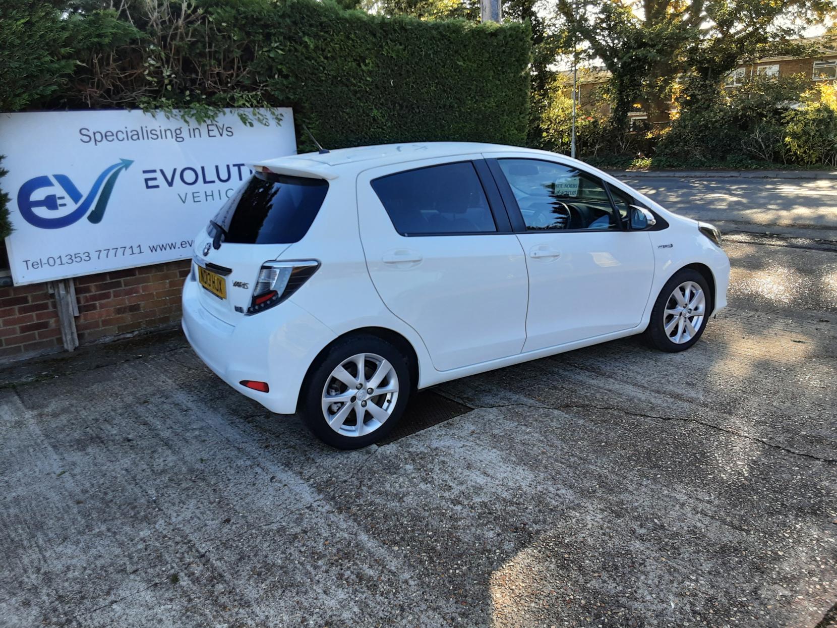 Toyota Yaris 1.5 VVT-h T Spirit Hatchback 5dr Petrol Hybrid CVT Euro 5 (101 ps)