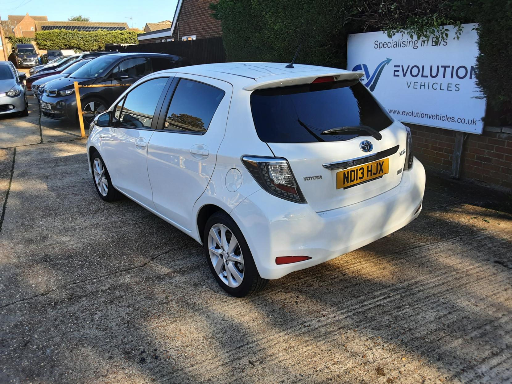 Toyota Yaris 1.5 VVT-h T Spirit Hatchback 5dr Petrol Hybrid CVT Euro 5 (101 ps)