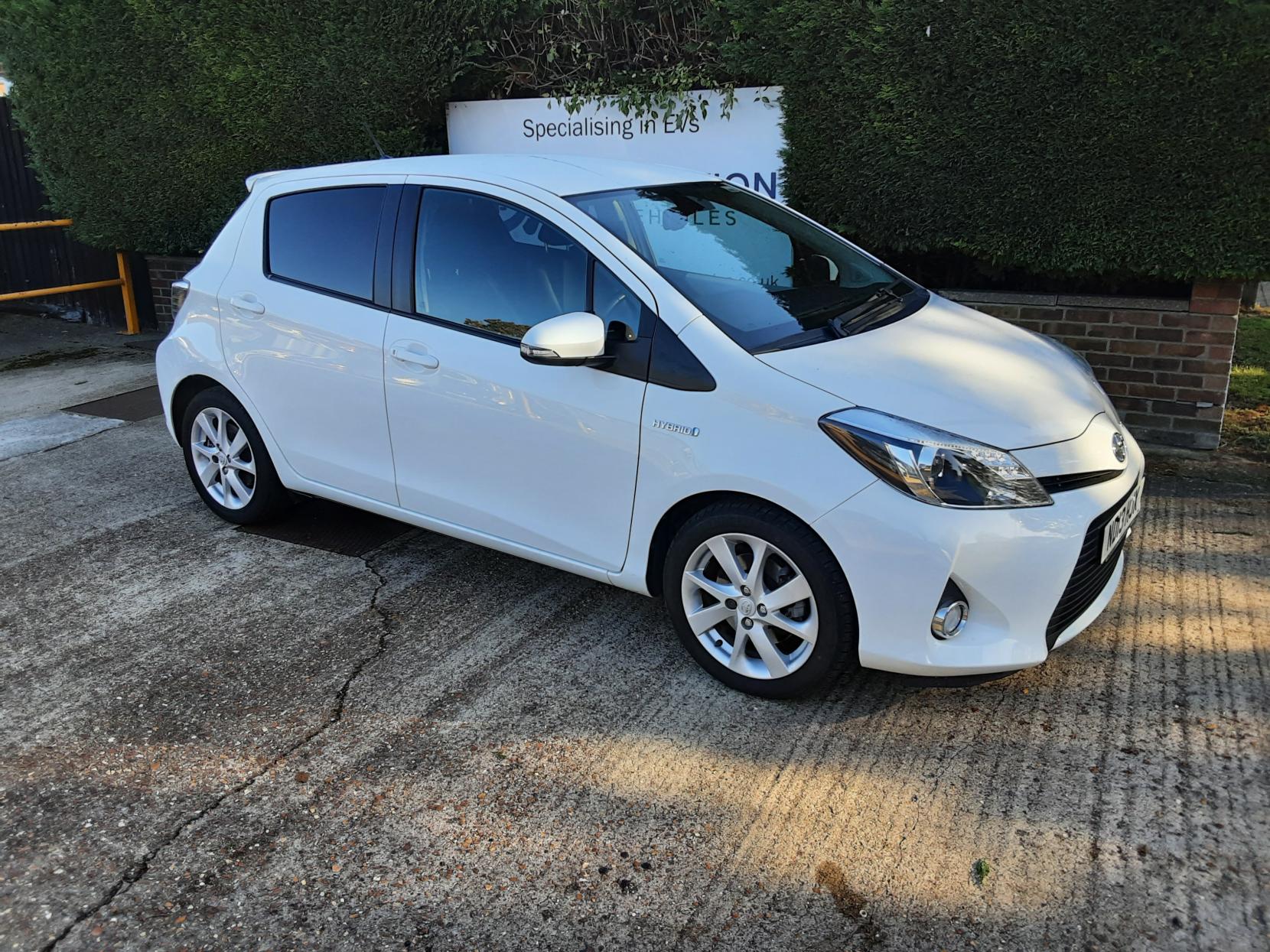 Toyota Yaris 1.5 VVT-h T Spirit Hatchback 5dr Petrol Hybrid CVT Euro 5 (101 ps)