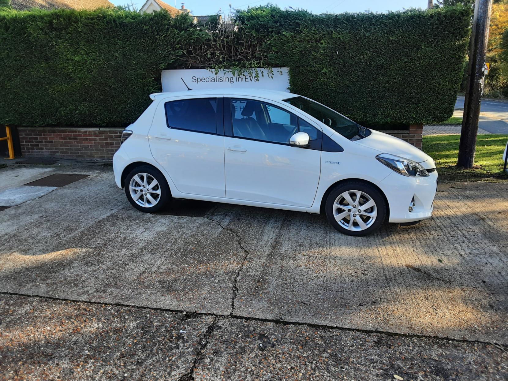 Toyota Yaris 1.5 VVT-h T Spirit Hatchback 5dr Petrol Hybrid CVT Euro 5 (101 ps)