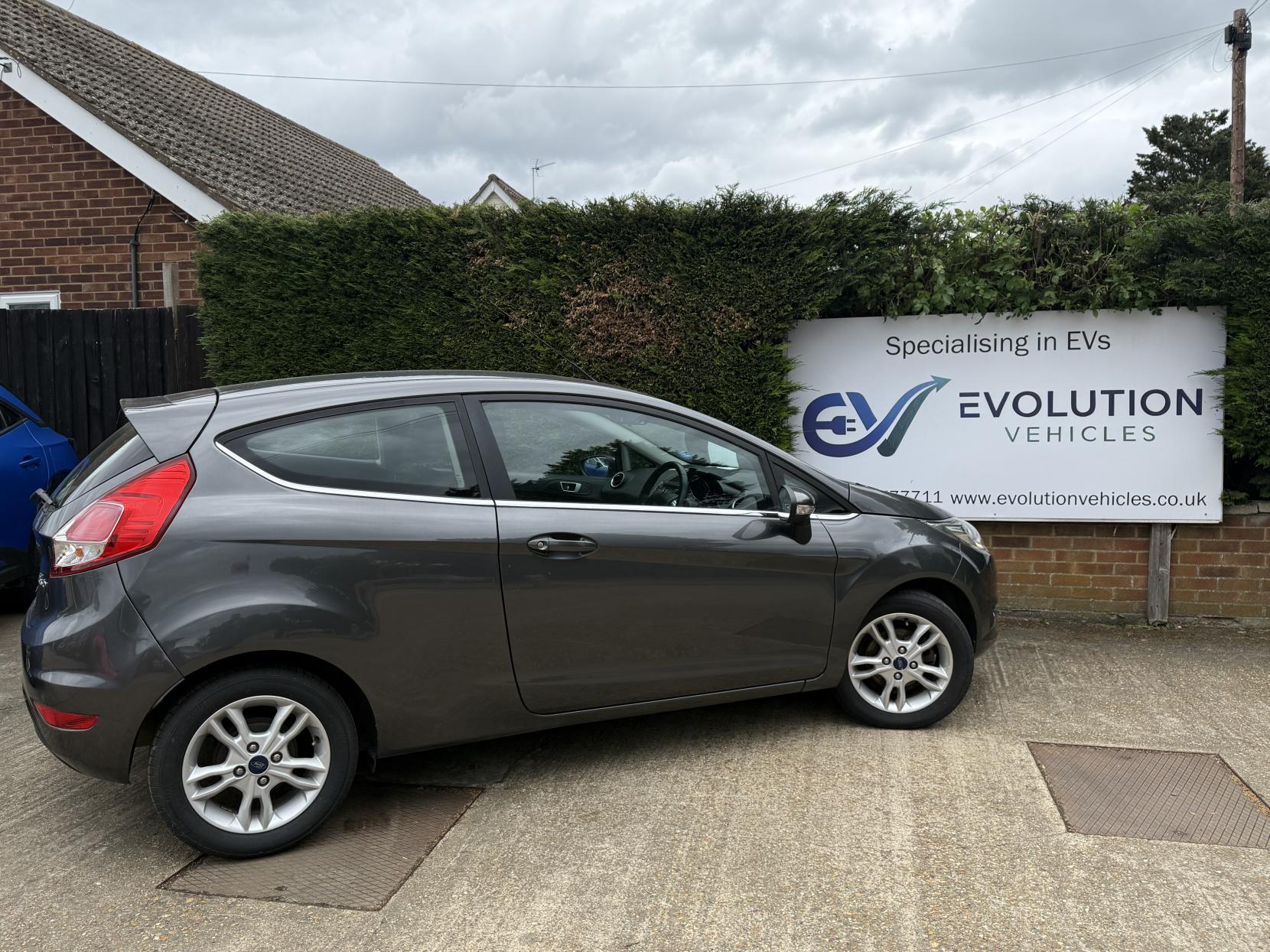 2015 Ford Fiesta thumbnail 6