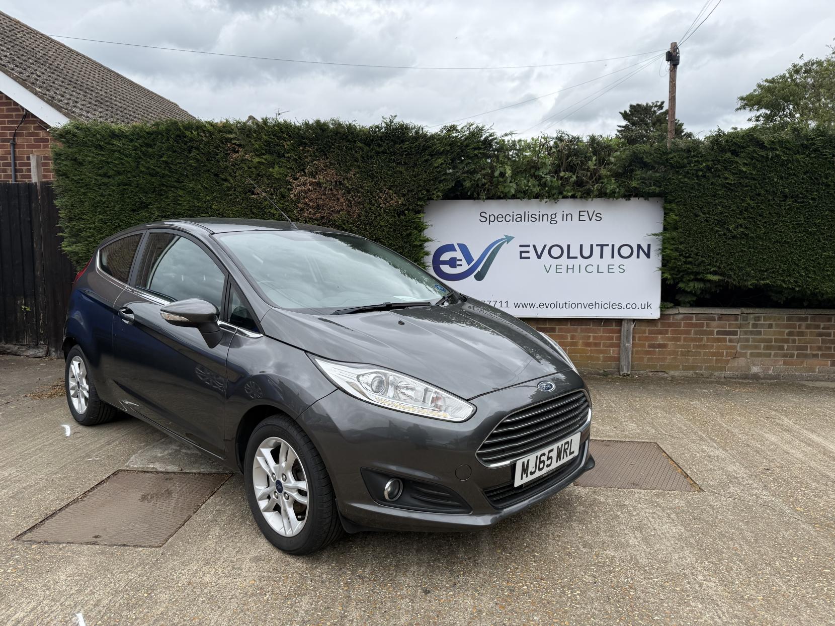 2015 Ford Fiesta thumbnail 2