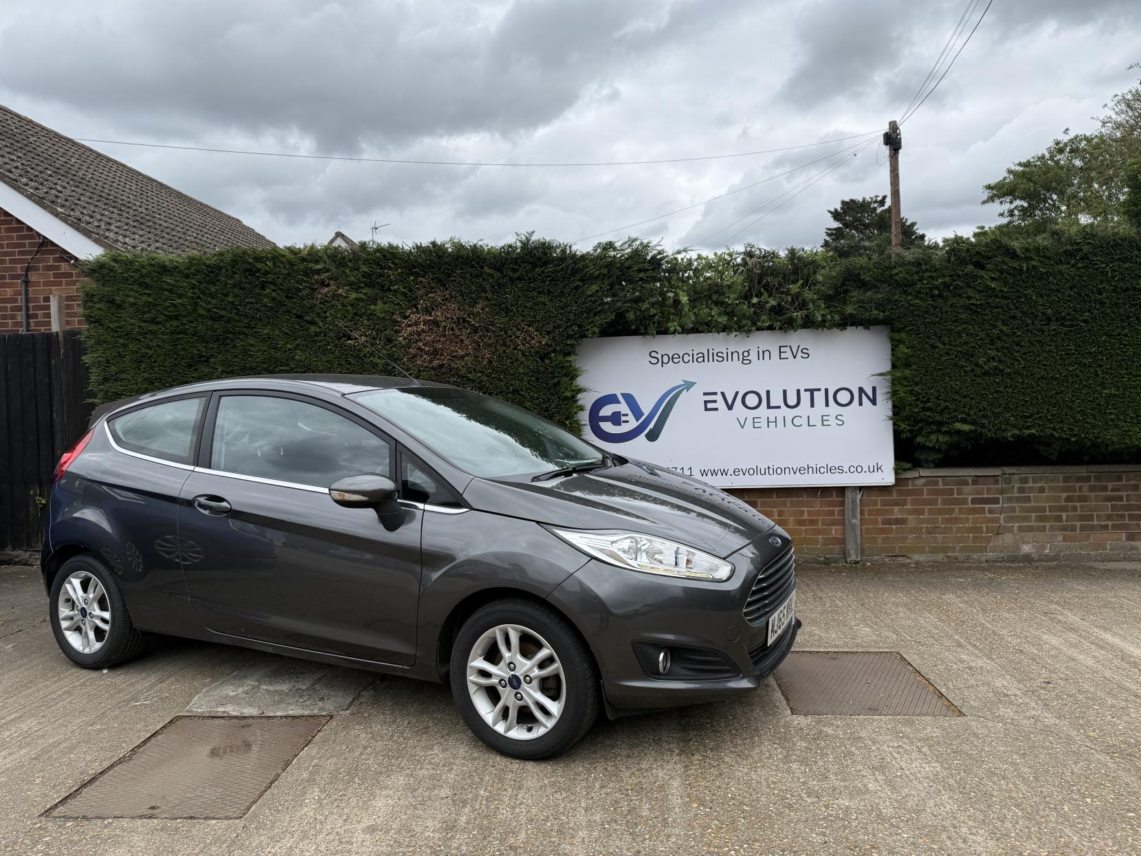 2015 Ford Fiesta thumbnail 3