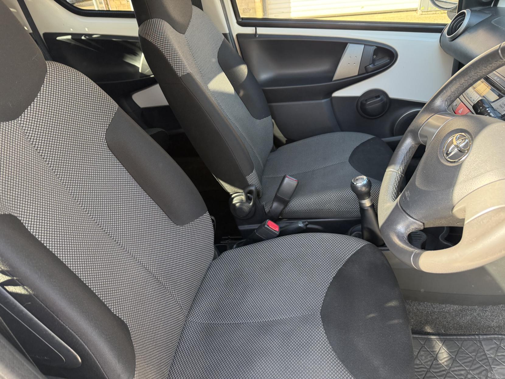 Toyota AYGO 1.0 VVT-i Move Hatchback 5dr Petrol Manual Euro 5 (68 ps)