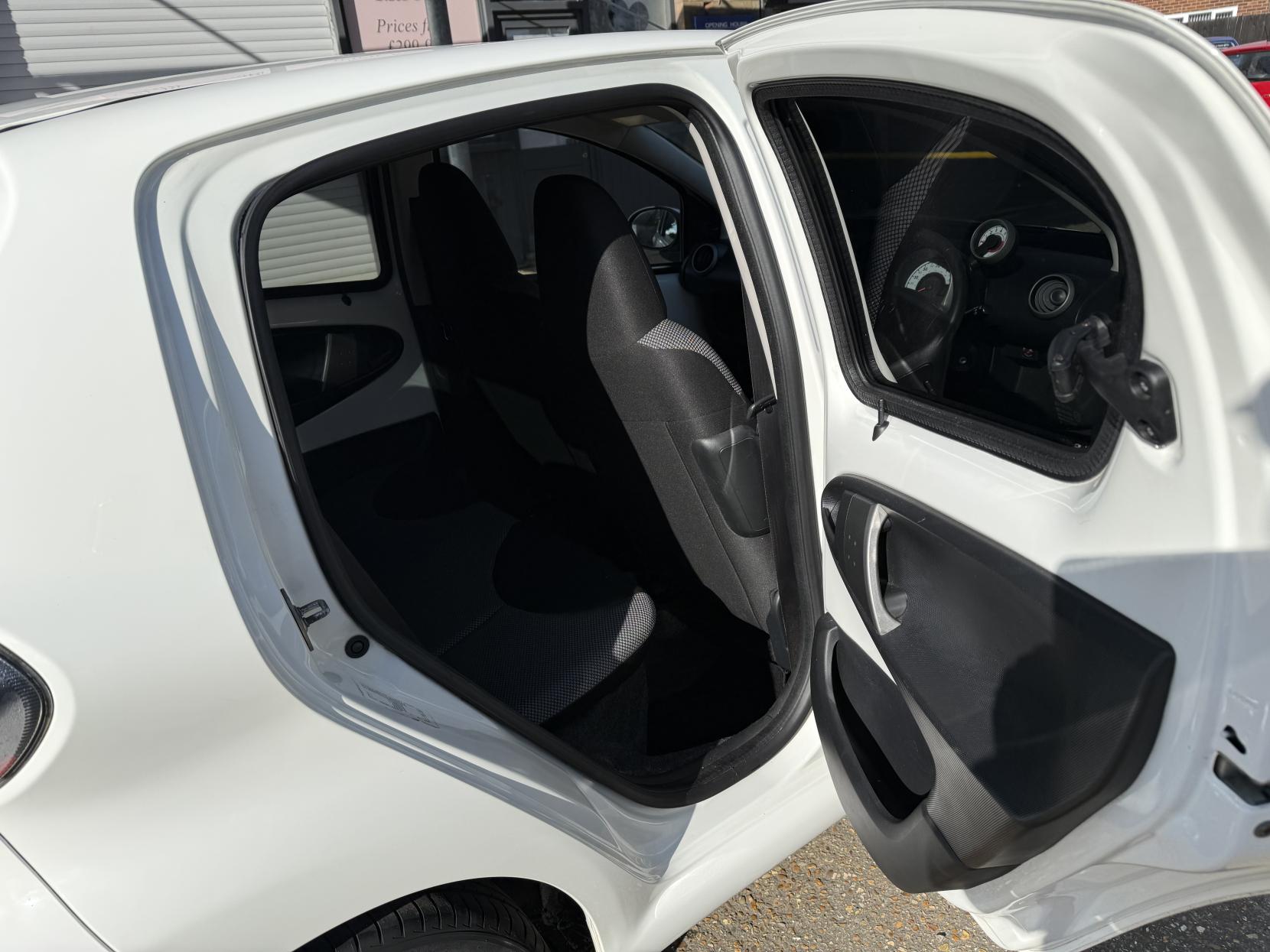 Toyota AYGO 1.0 VVT-i Move Hatchback 5dr Petrol Manual Euro 5 (68 ps)