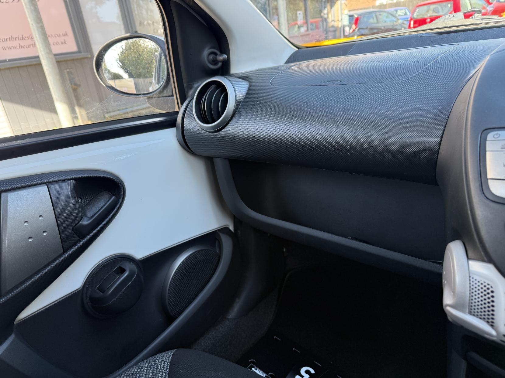 Toyota AYGO 1.0 VVT-i Move Hatchback 5dr Petrol Manual Euro 5 (68 ps)