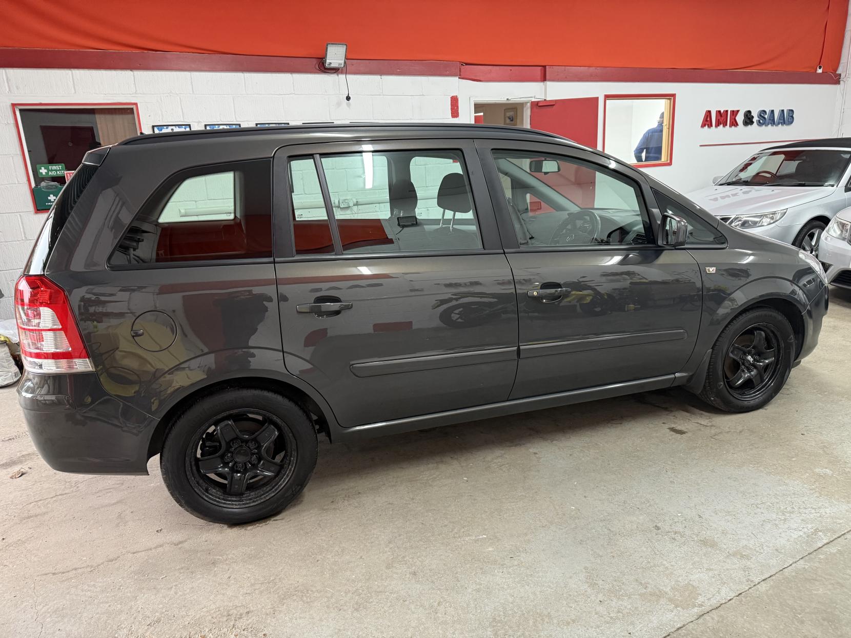 Vauxhall Zafira 1.8 16V Exclusiv MPV 5dr Petrol Manual Euro 5 (120 ps)