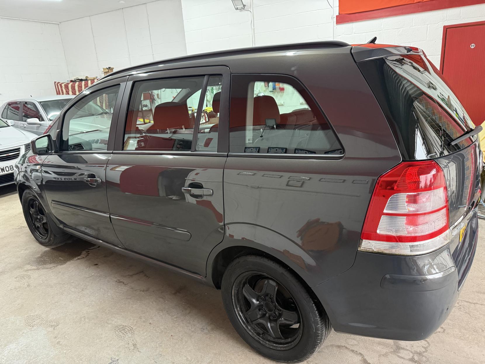 Vauxhall Zafira 1.8 16V Exclusiv MPV 5dr Petrol Manual Euro 5 (120 ps)