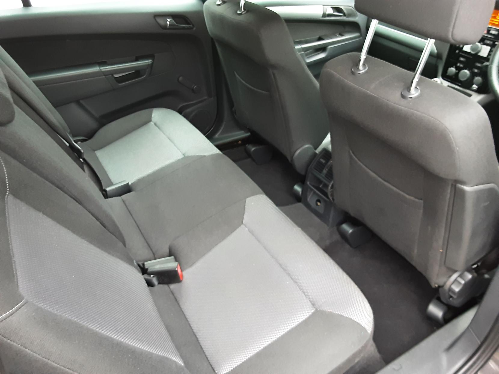 Vauxhall Zafira 1.8 16V Exclusiv MPV 5dr Petrol Manual Euro 5 (120 ps)