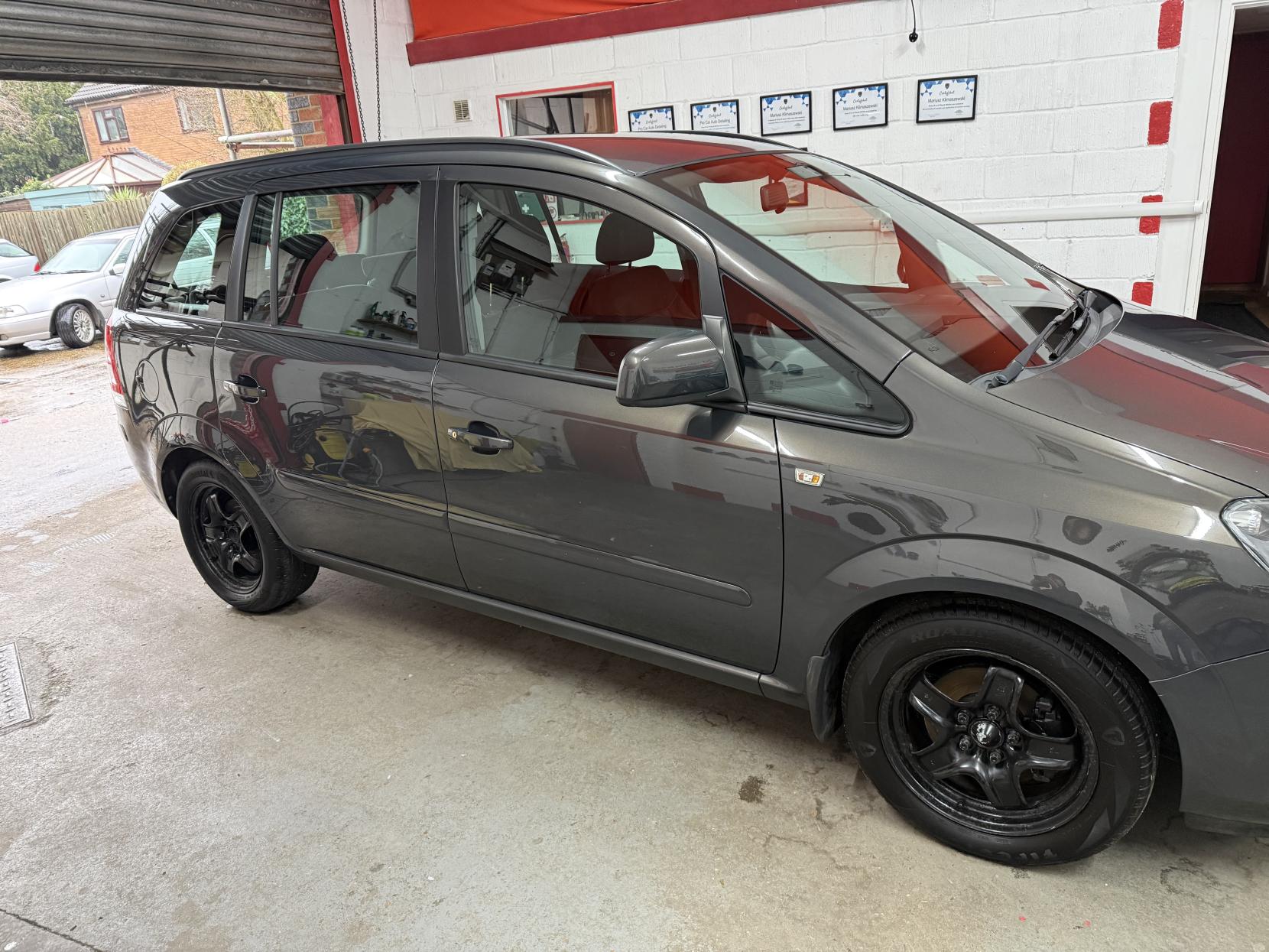 Vauxhall Zafira 1.8 16V Exclusiv MPV 5dr Petrol Manual Euro 5 (120 ps)