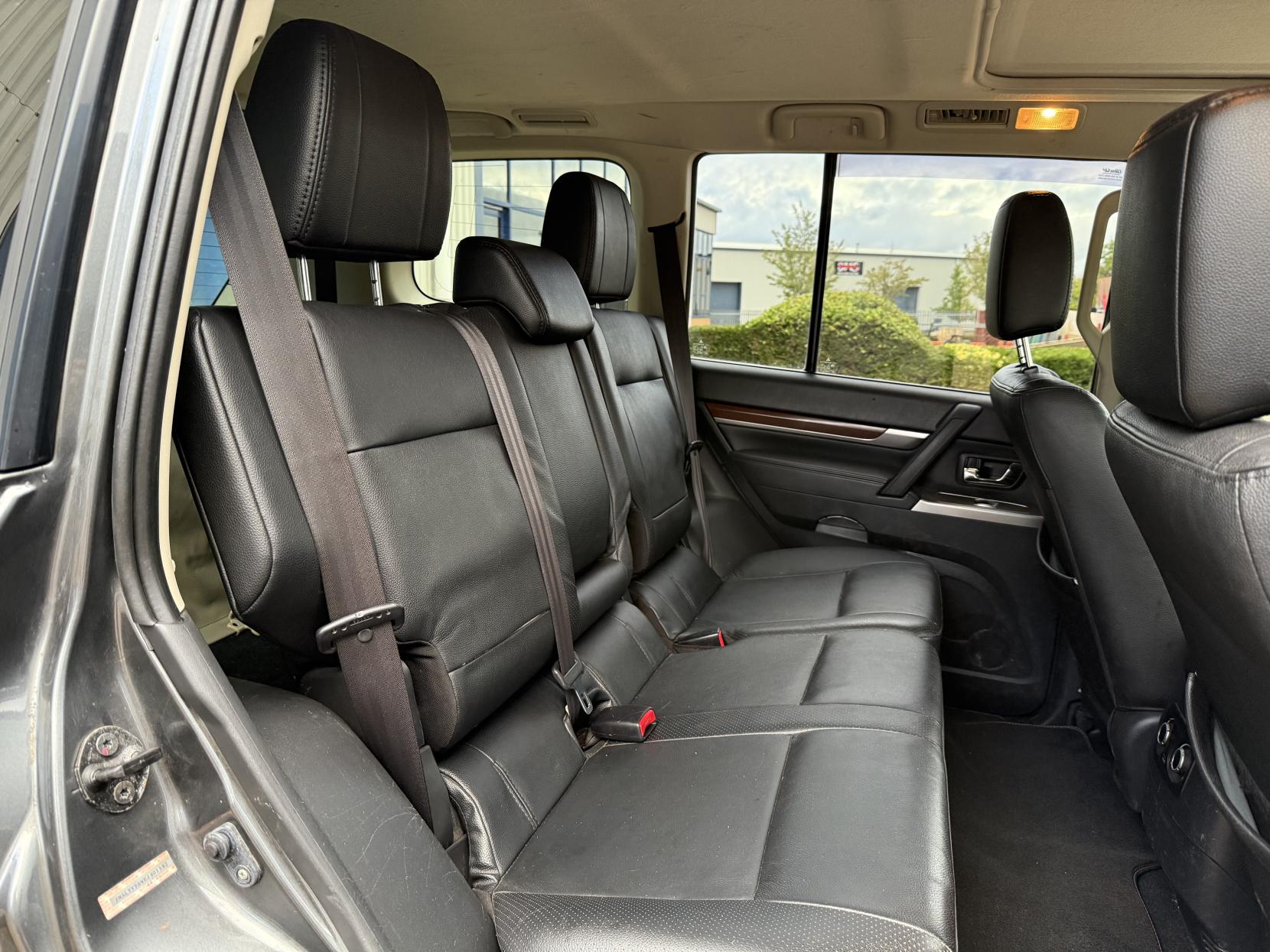 Mitsubishi Shogun 3.2 DI-DC SG3 SUV 5dr Diesel Auto 4WD Euro 5 LWB (197 ps)