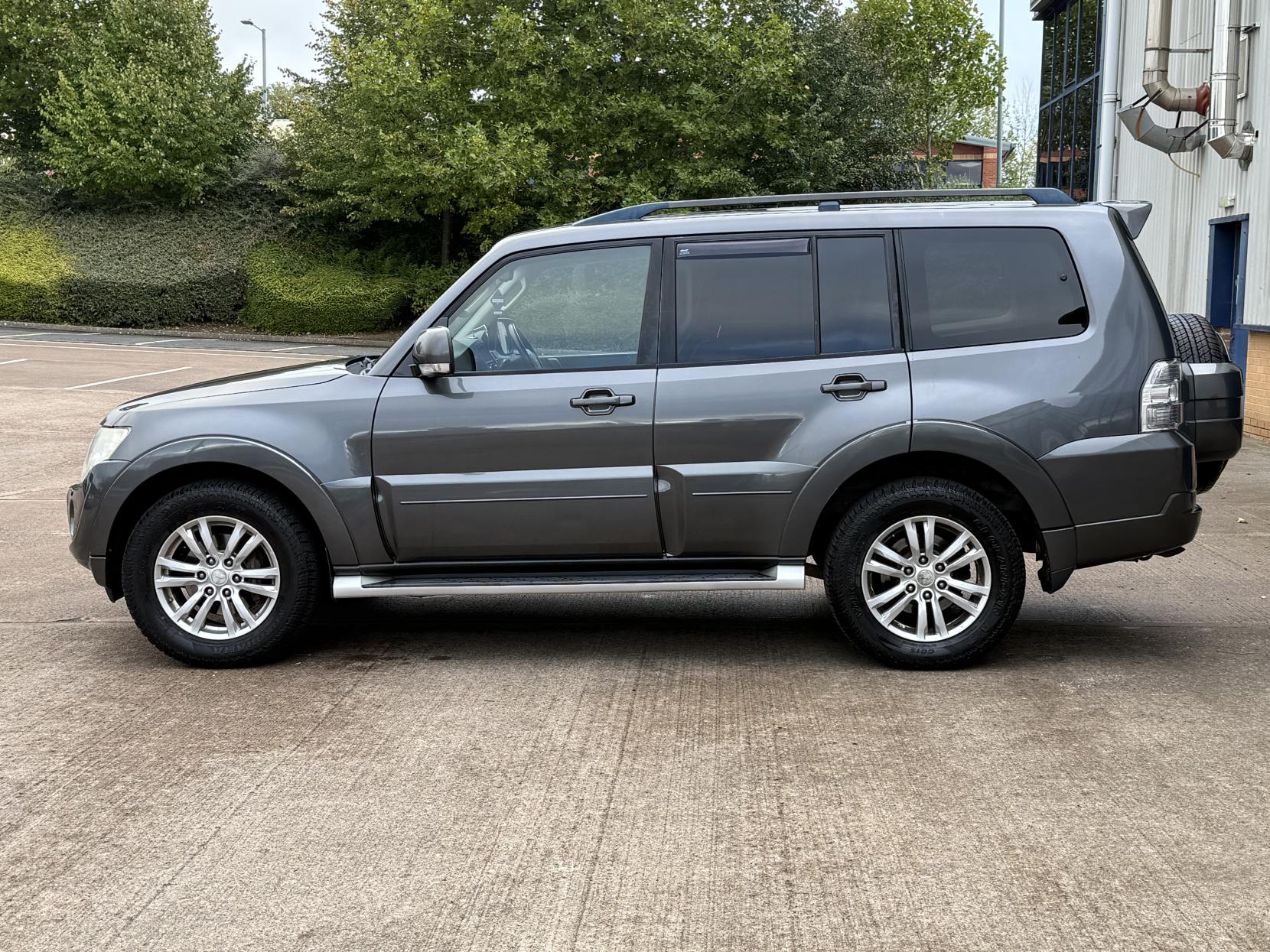 Mitsubishi Shogun 3.2 DI-DC SG3 SUV 5dr Diesel Auto 4WD Euro 5 LWB (197 ps)