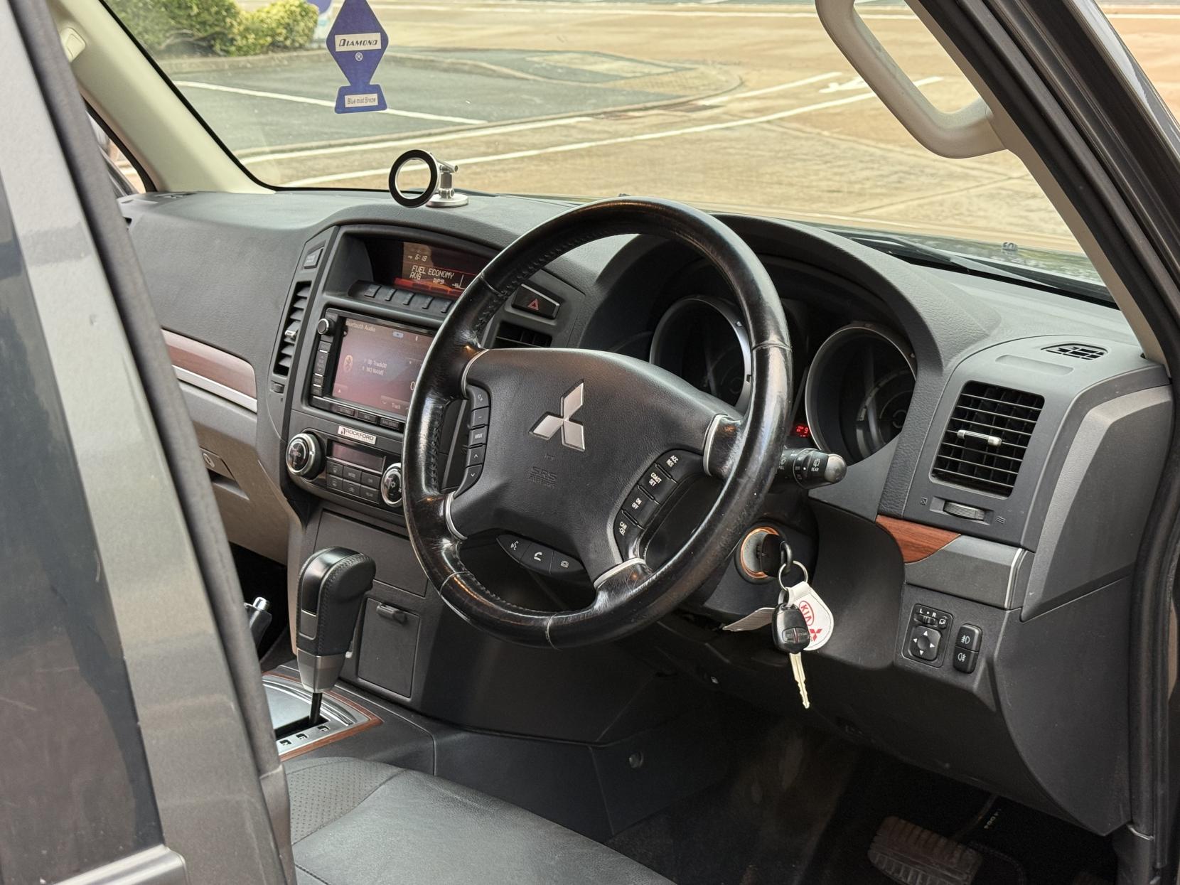 Mitsubishi Shogun 3.2 DI-DC SG3 SUV 5dr Diesel Auto 4WD Euro 5 LWB (197 ps)