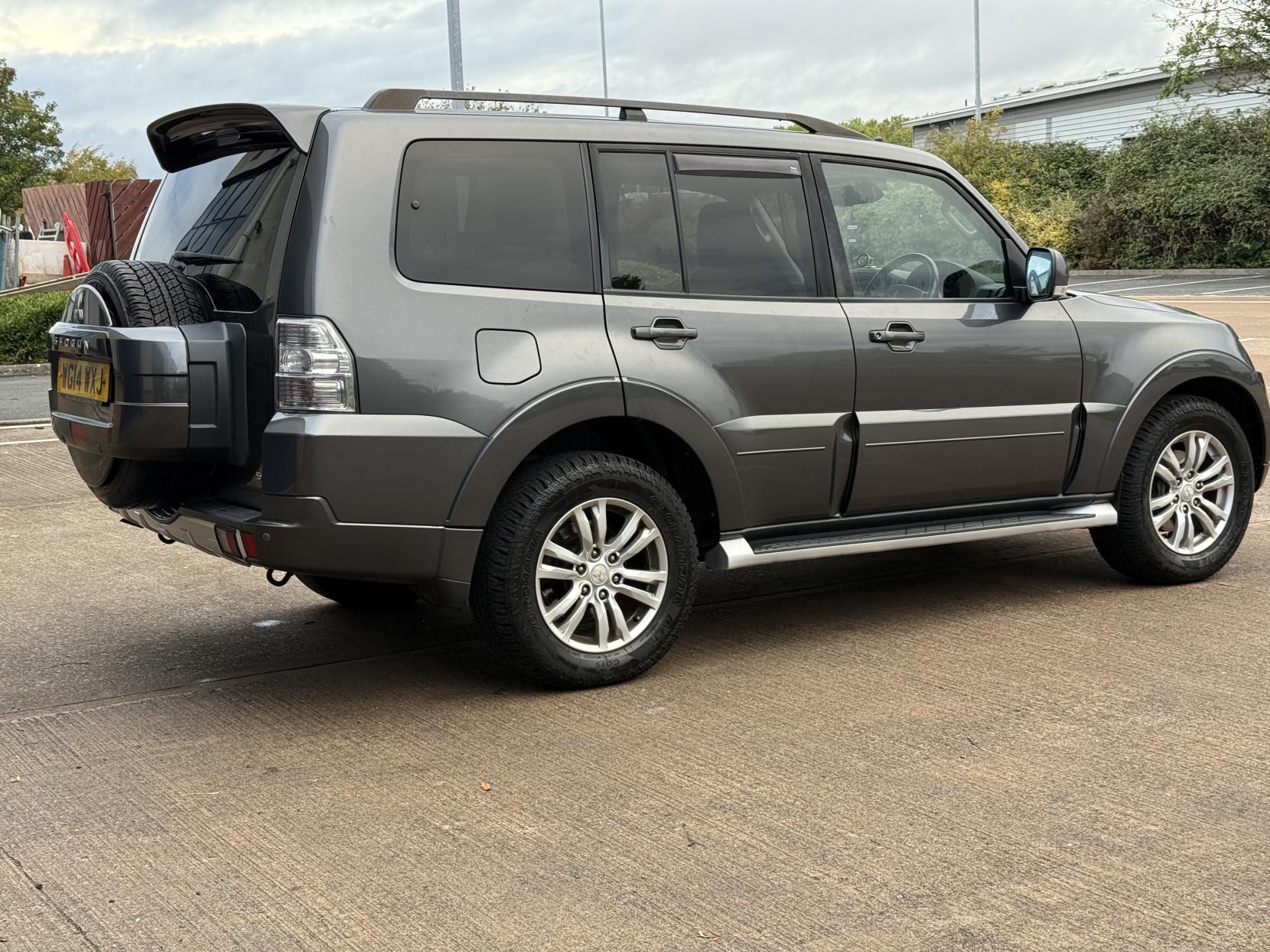 Mitsubishi Shogun 3.2 DI-DC SG3 SUV 5dr Diesel Auto 4WD Euro 5 LWB (197 ps)