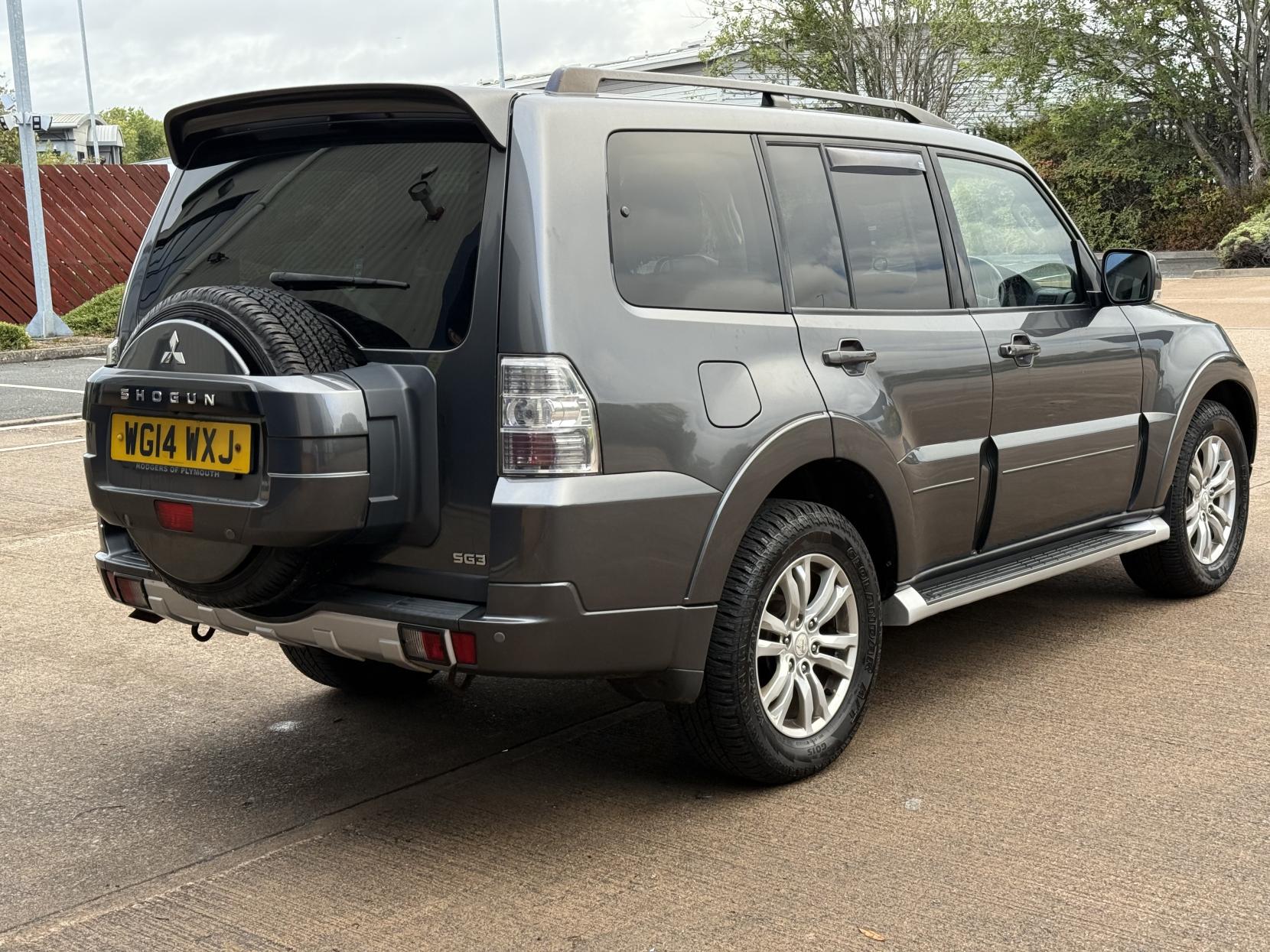 Mitsubishi Shogun 3.2 DI-DC SG3 SUV 5dr Diesel Auto 4WD Euro 5 LWB (197 ps)