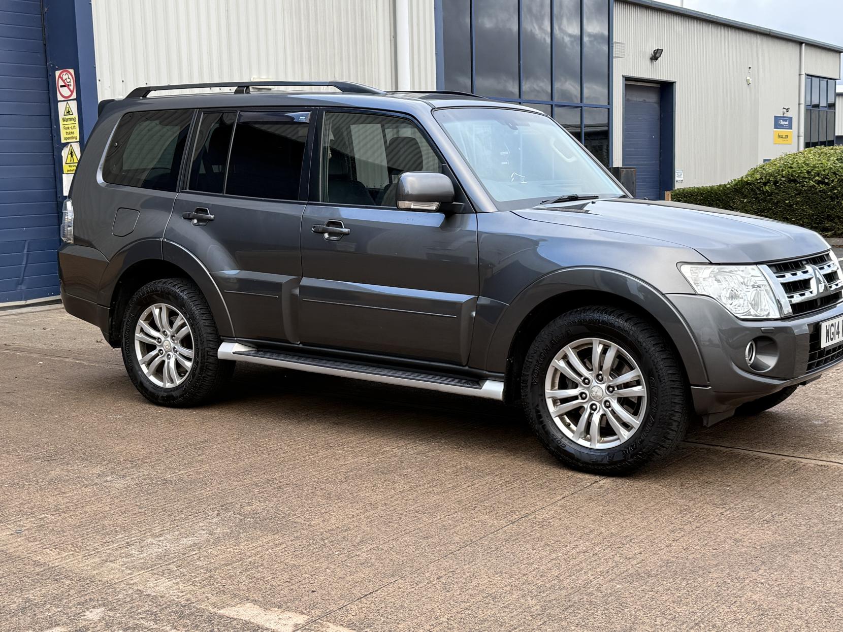 Mitsubishi Shogun 3.2 DI-DC SG3 SUV 5dr Diesel Auto 4WD Euro 5 LWB (197 ps)