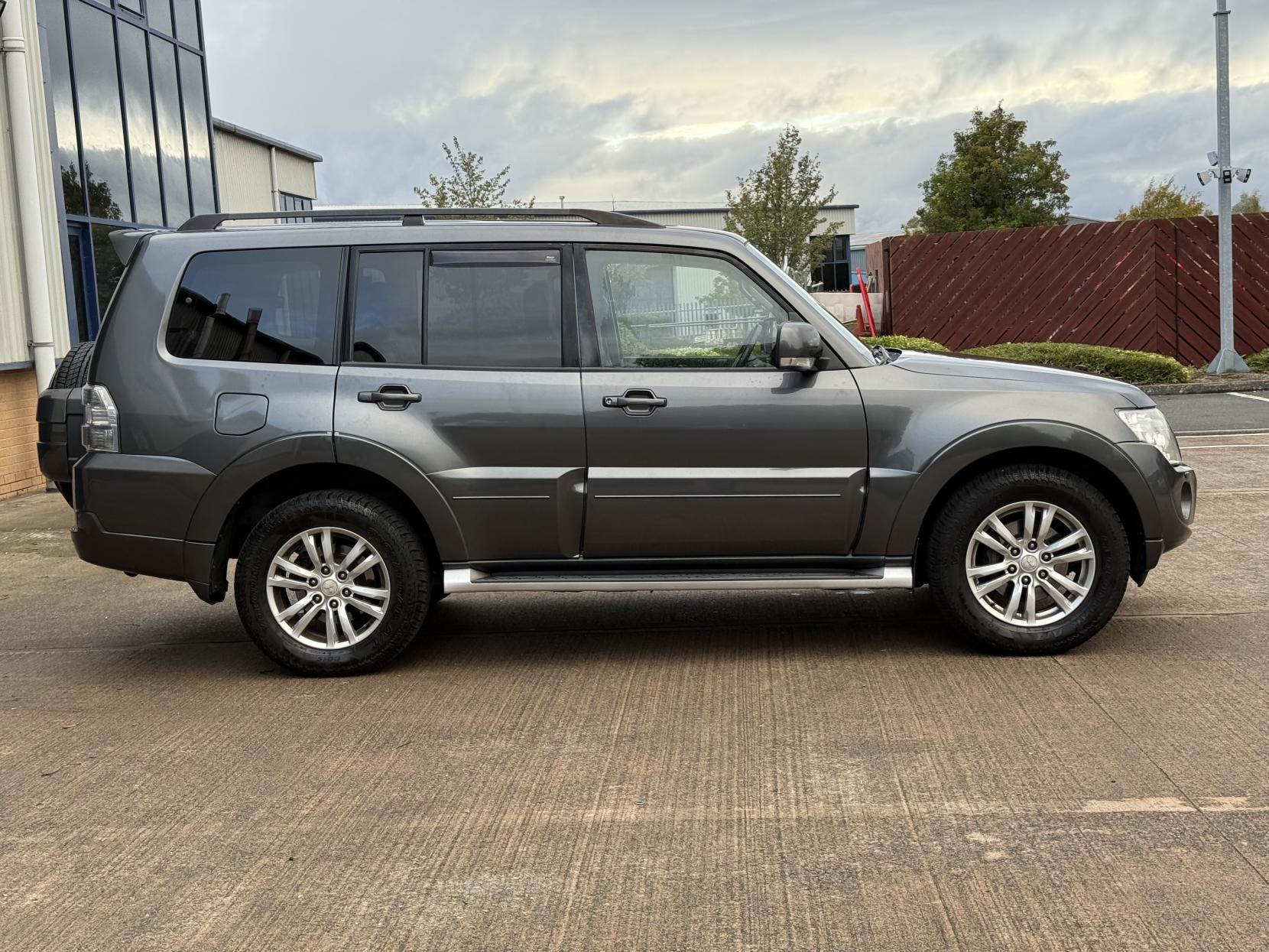 Mitsubishi Shogun 3.2 DI-DC SG3 SUV 5dr Diesel Auto 4WD Euro 5 LWB (197 ps)