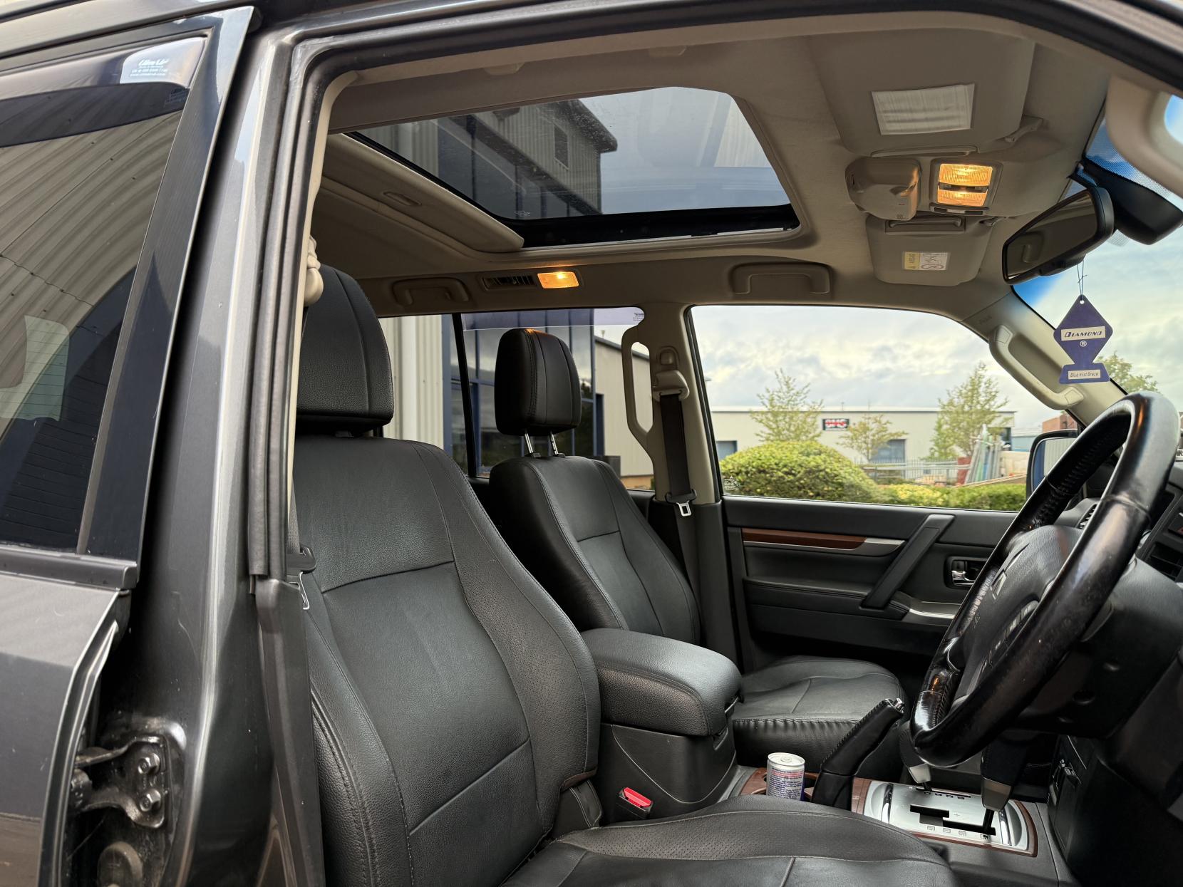 Mitsubishi Shogun 3.2 DI-DC SG3 SUV 5dr Diesel Auto 4WD Euro 5 LWB (197 ps)