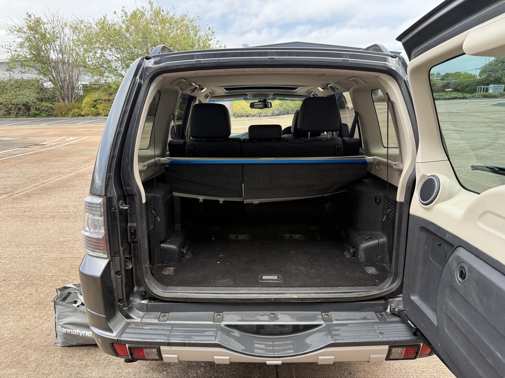 Mitsubishi Shogun 3.2 DI-DC SG3 SUV 5dr Diesel Auto 4WD Euro 5 LWB (197 ps)