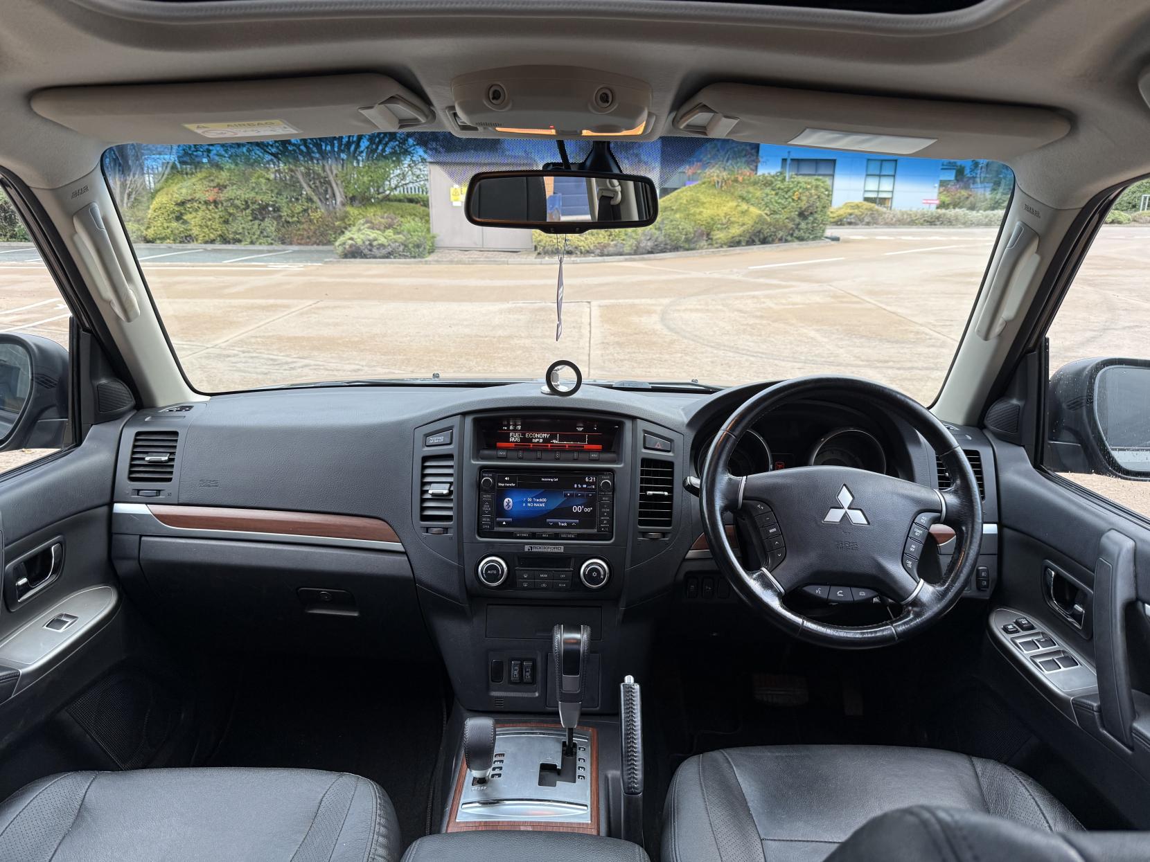 Mitsubishi Shogun 3.2 DI-DC SG3 SUV 5dr Diesel Auto 4WD Euro 5 LWB (197 ps)