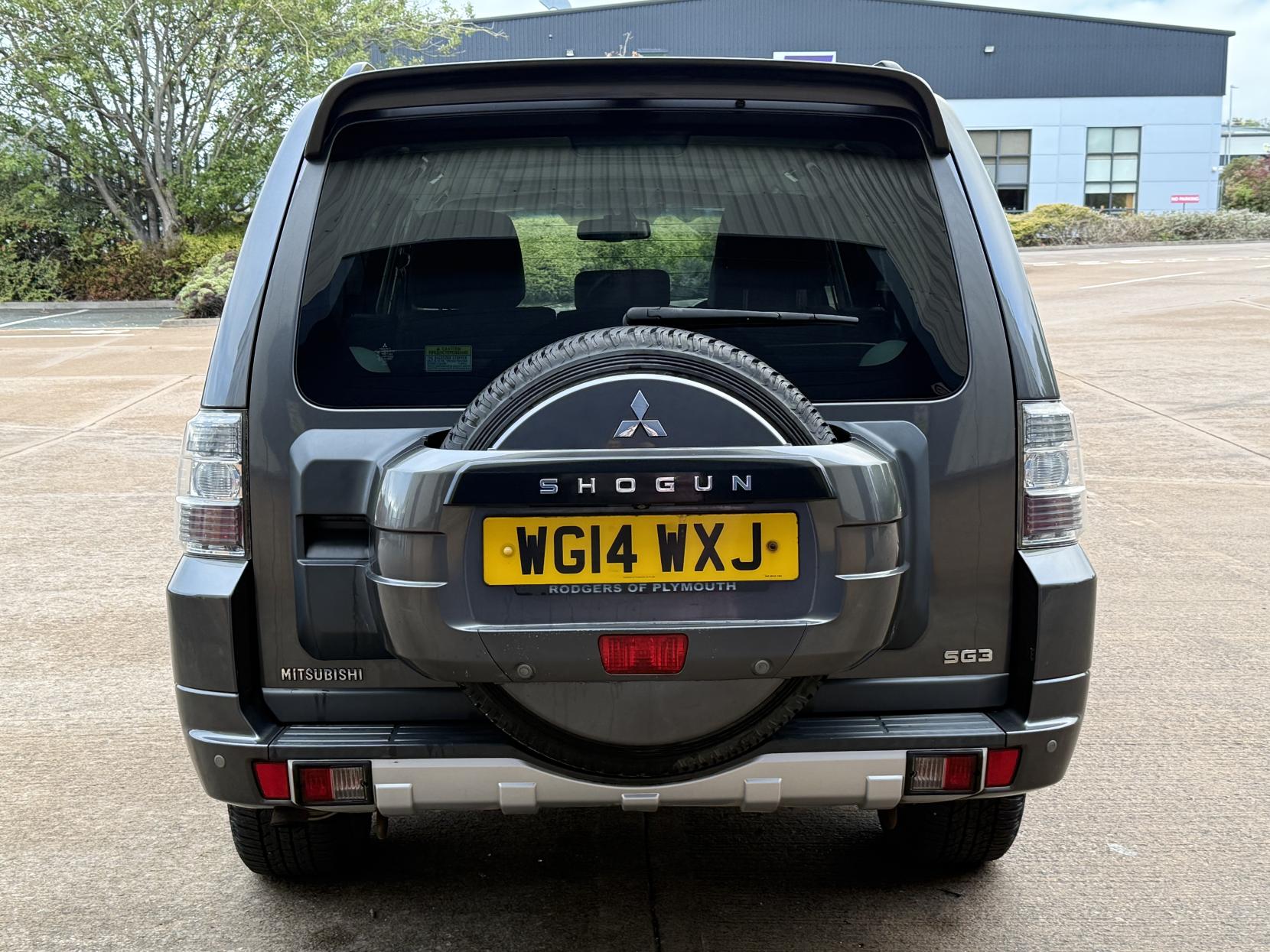Mitsubishi Shogun 3.2 DI-DC SG3 SUV 5dr Diesel Auto 4WD Euro 5 LWB (197 ps)
