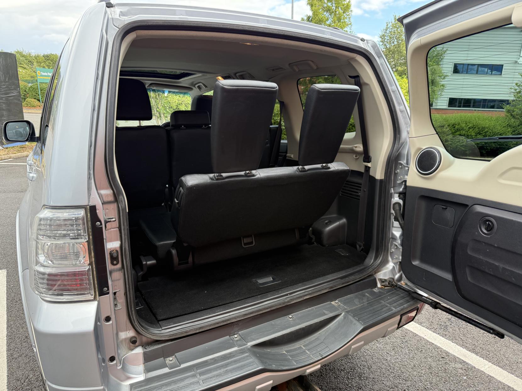 Mitsubishi Shogun 3.2 DI-DC SG3 SUV 5dr Diesel Auto 4WD Euro 5 LWB (197 ps)