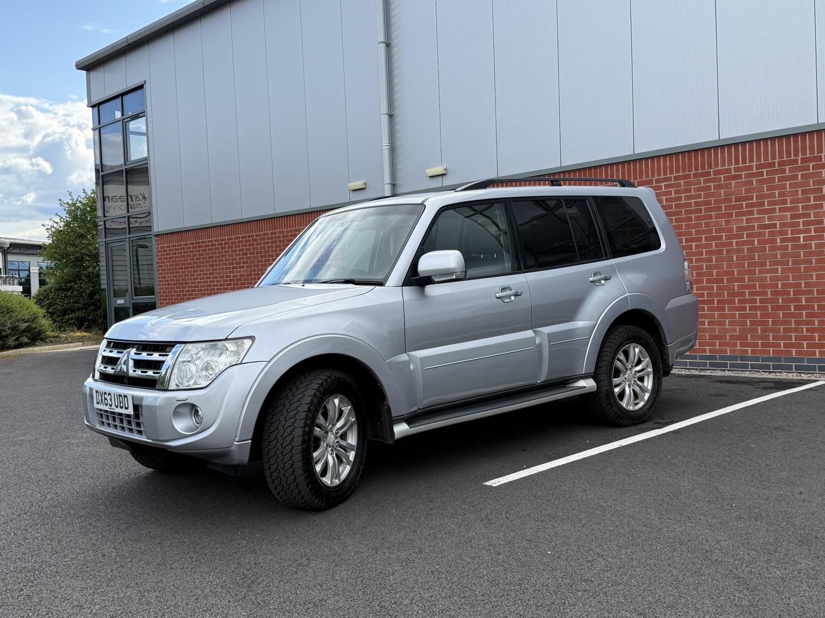 Mitsubishi Shogun 3.2 DI-DC SG3 SUV 5dr Diesel Auto 4WD Euro 5 LWB (197 ps)