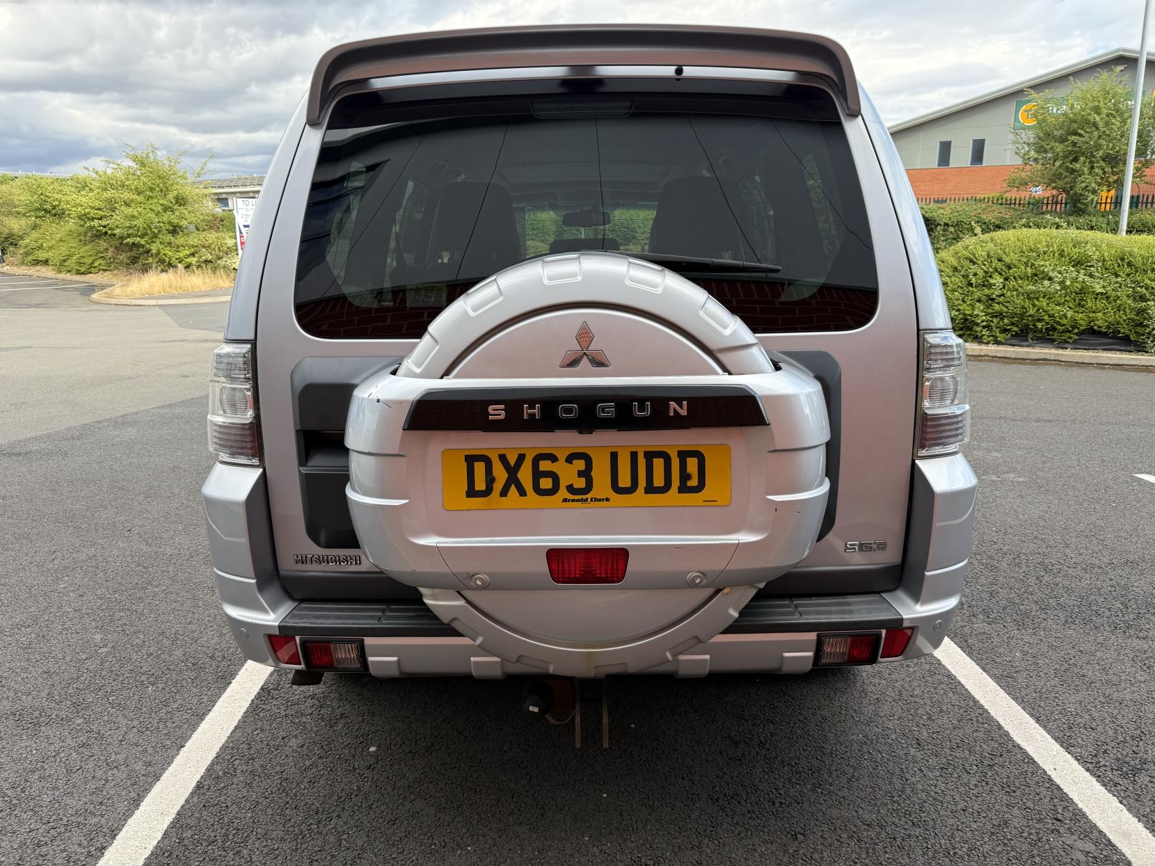 Mitsubishi Shogun 3.2 DI-DC SG3 SUV 5dr Diesel Auto 4WD Euro 5 LWB (197 ps)