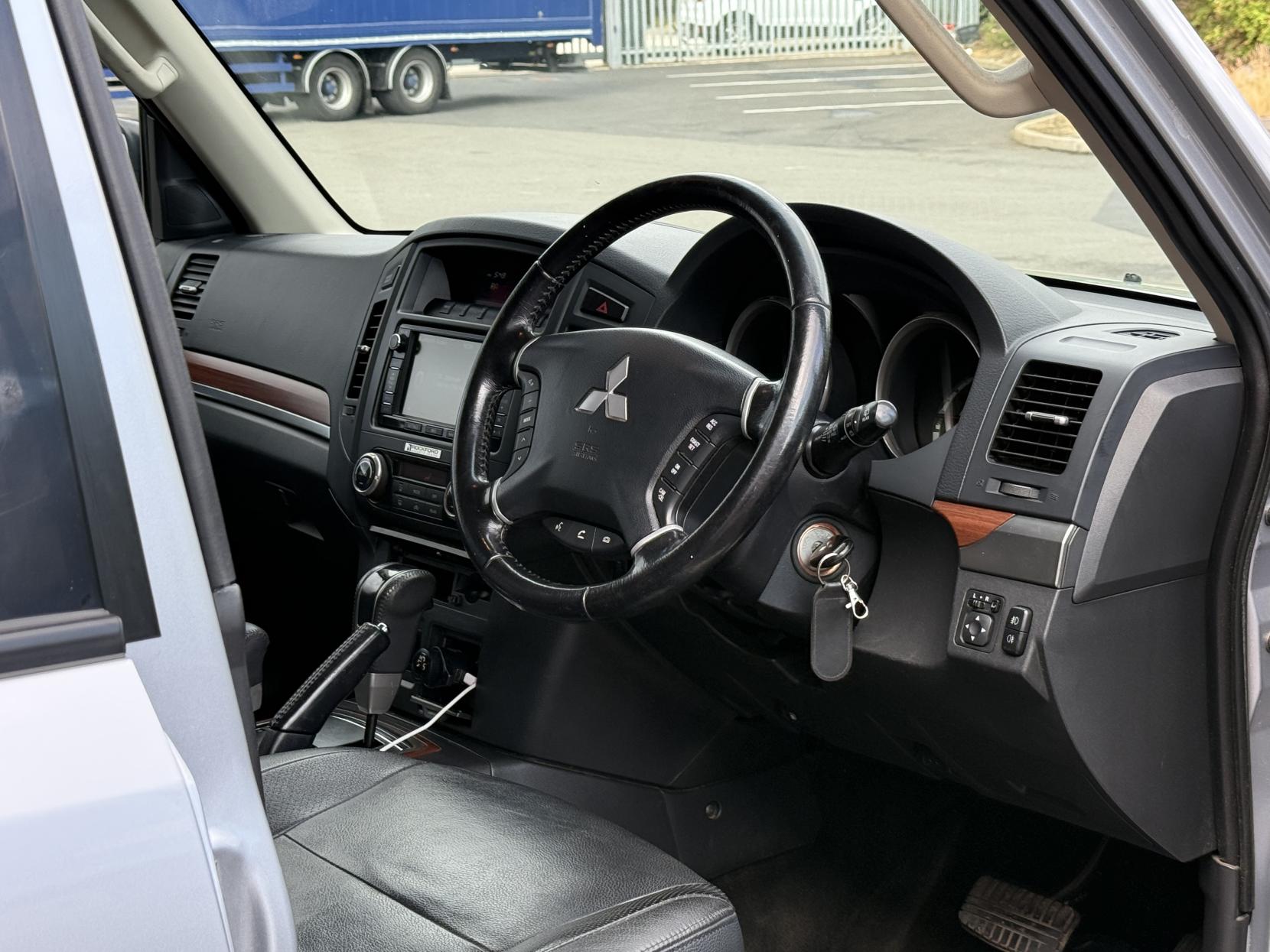 Mitsubishi Shogun 3.2 DI-DC SG3 SUV 5dr Diesel Auto 4WD Euro 5 LWB (197 ps)