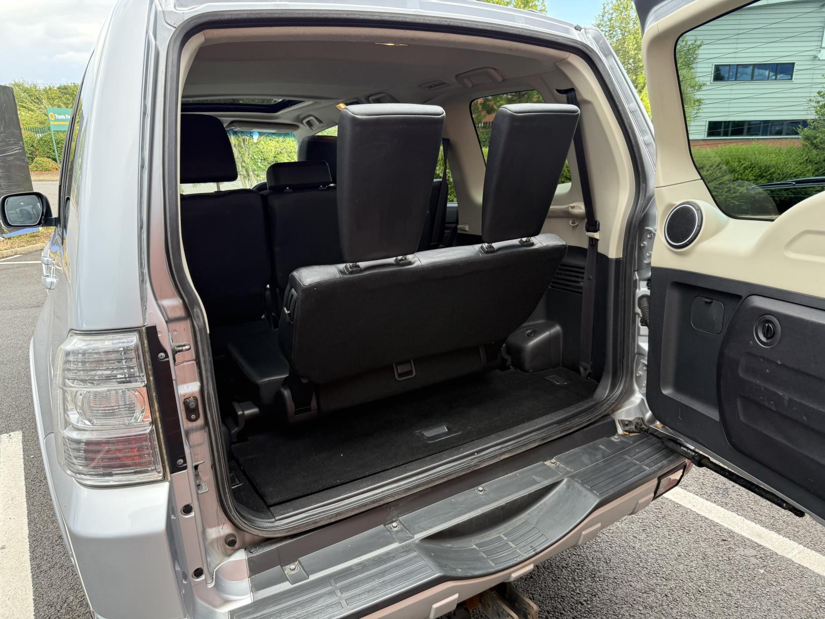 Mitsubishi Shogun 3.2 DI-DC SG3 SUV 5dr Diesel Auto 4WD Euro 5 LWB (197 ps)