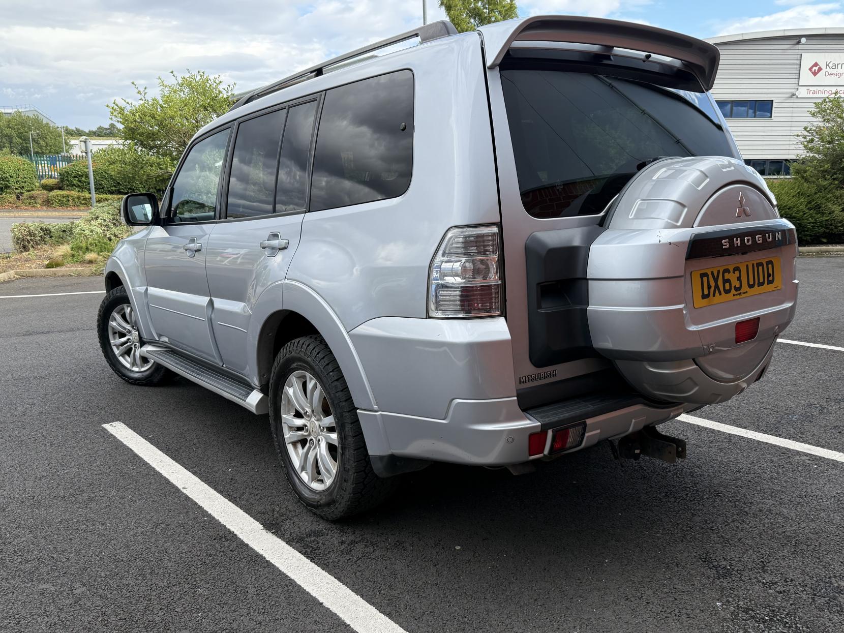 Mitsubishi Shogun 3.2 DI-DC SG3 SUV 5dr Diesel Auto 4WD Euro 5 LWB (197 ps)