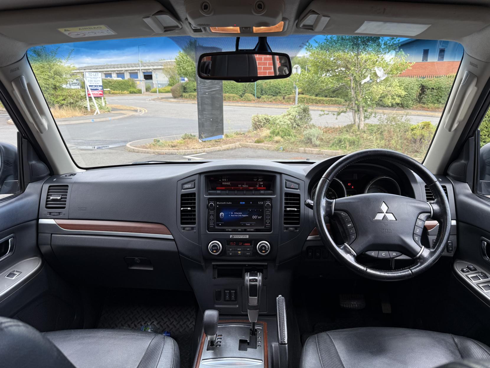 Mitsubishi Shogun 3.2 DI-DC SG3 SUV 5dr Diesel Auto 4WD Euro 5 LWB (197 ps)