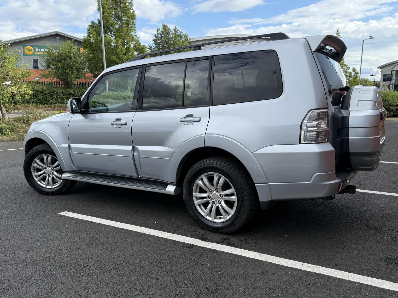 Mitsubishi Shogun 3.2 DI-DC SG3 SUV 5dr Diesel Auto 4WD Euro 5 LWB (197 ps)