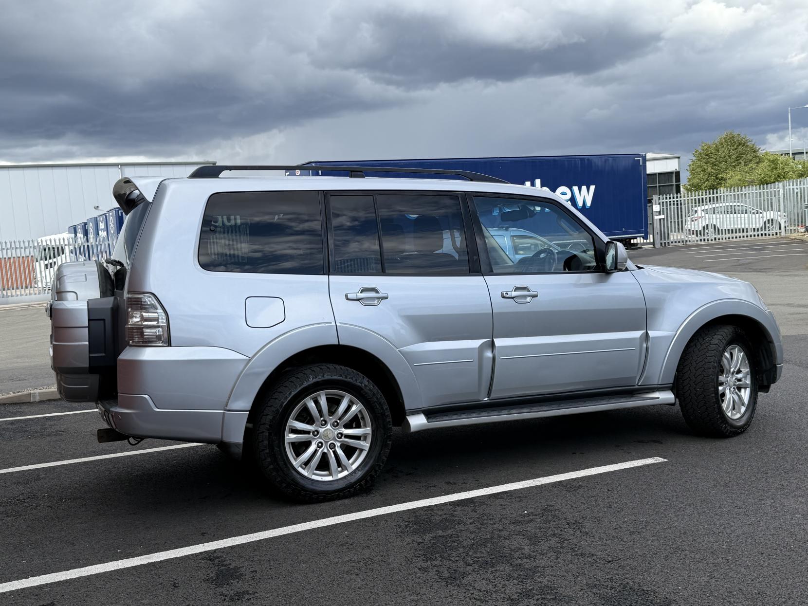 Mitsubishi Shogun 3.2 DI-DC SG3 SUV 5dr Diesel Auto 4WD Euro 5 LWB (197 ps)