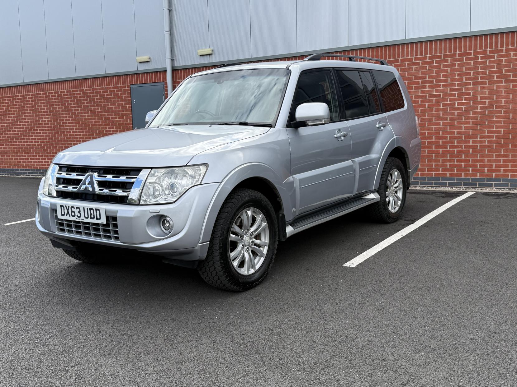 Mitsubishi Shogun 3.2 DI-DC SG3 SUV 5dr Diesel Auto 4WD Euro 5 LWB (197 ps)