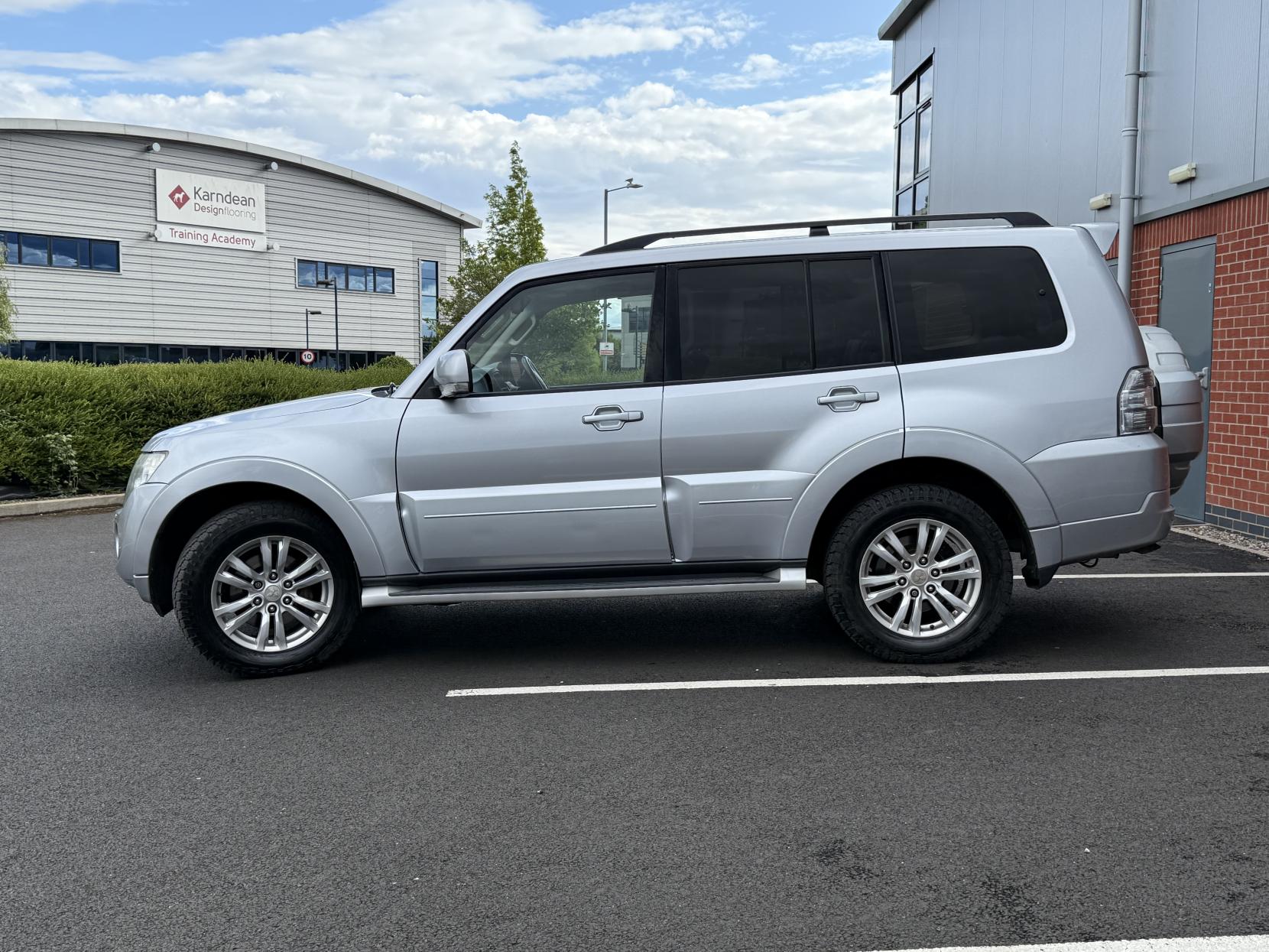 Mitsubishi Shogun 3.2 DI-DC SG3 SUV 5dr Diesel Auto 4WD Euro 5 LWB (197 ps)