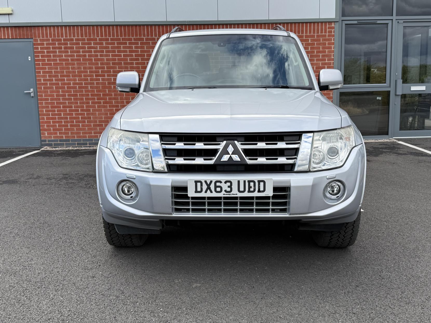 Mitsubishi Shogun 3.2 DI-DC SG3 SUV 5dr Diesel Auto 4WD Euro 5 LWB (197 ps)