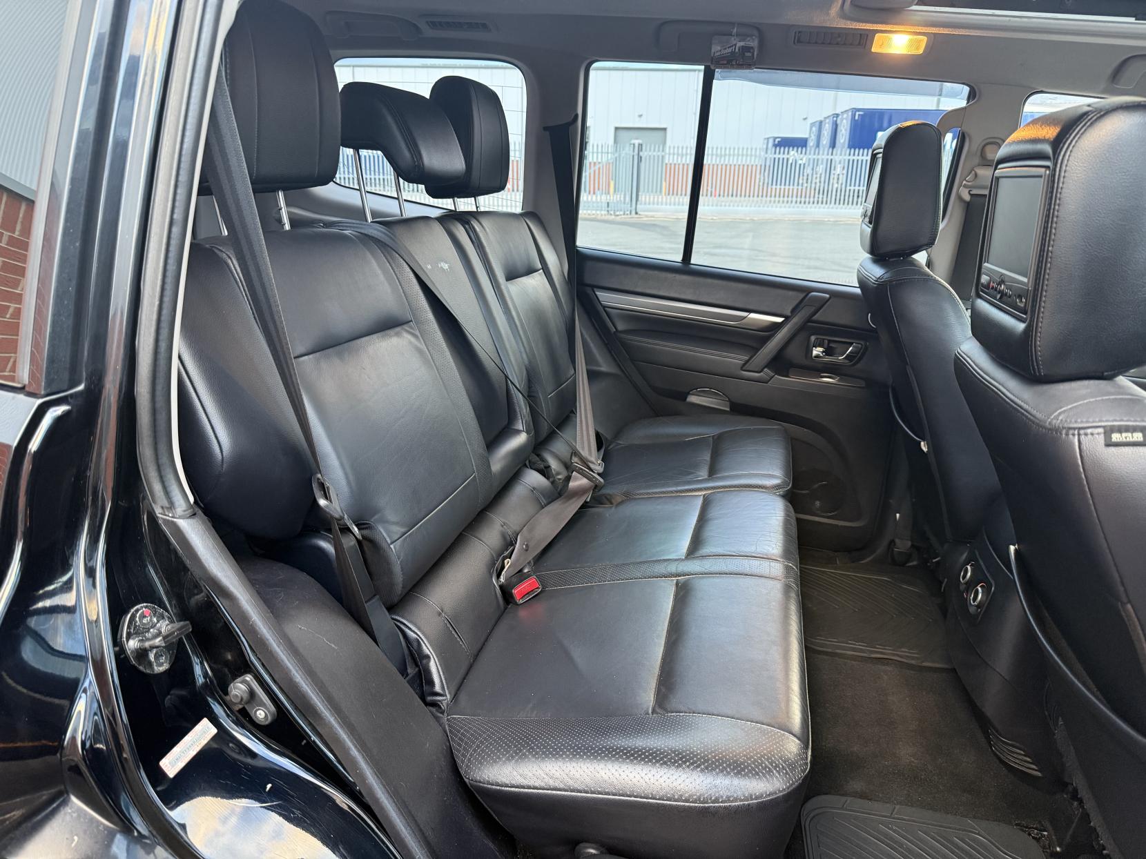 Mitsubishi Shogun 3.2 DI-DC Diamond SUV 5dr Diesel Auto 4WD Euro 5 LWB (197 ps)