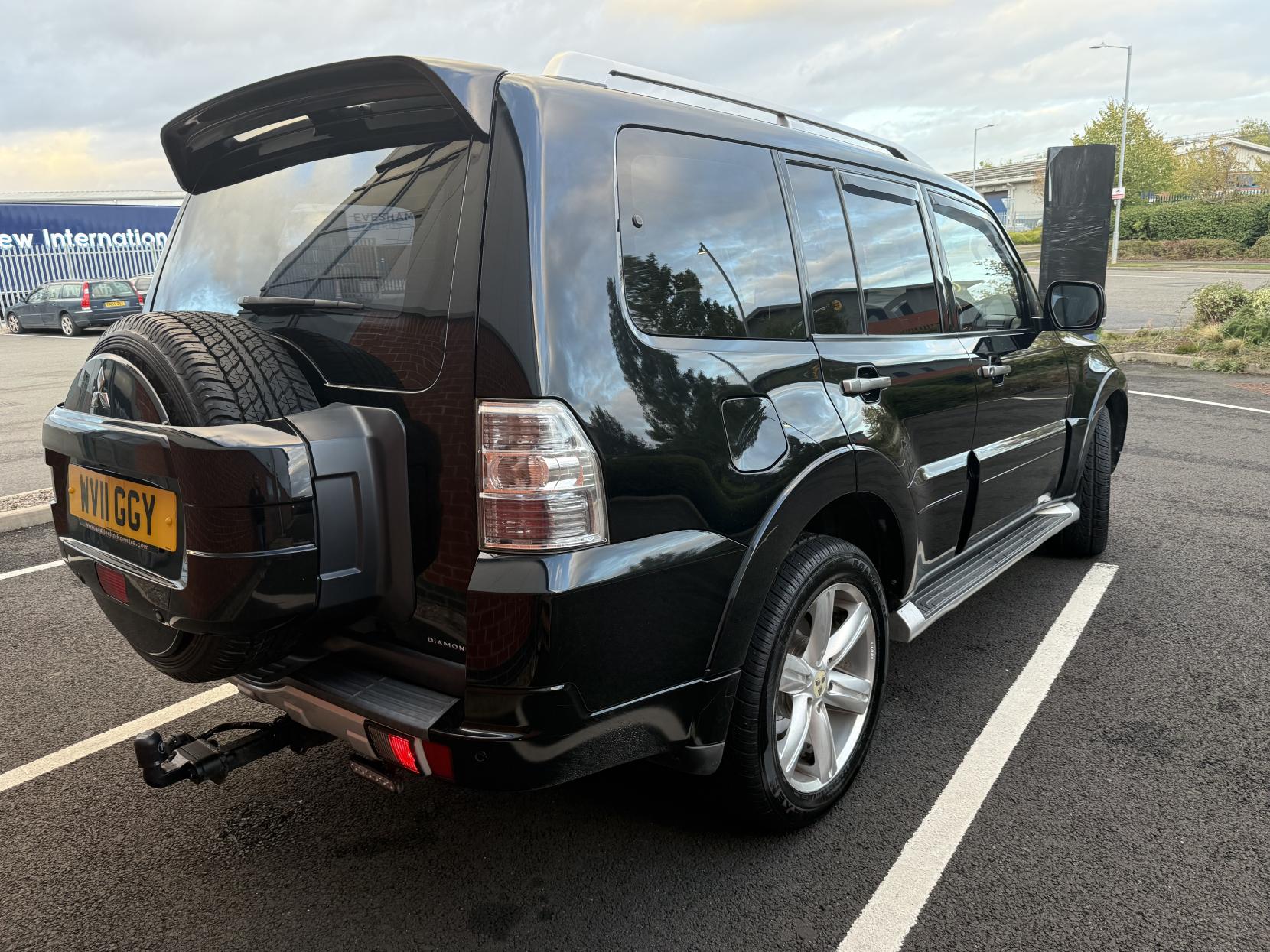 Mitsubishi Shogun 3.2 DI-DC Diamond SUV 5dr Diesel Auto 4WD Euro 5 LWB (197 ps)