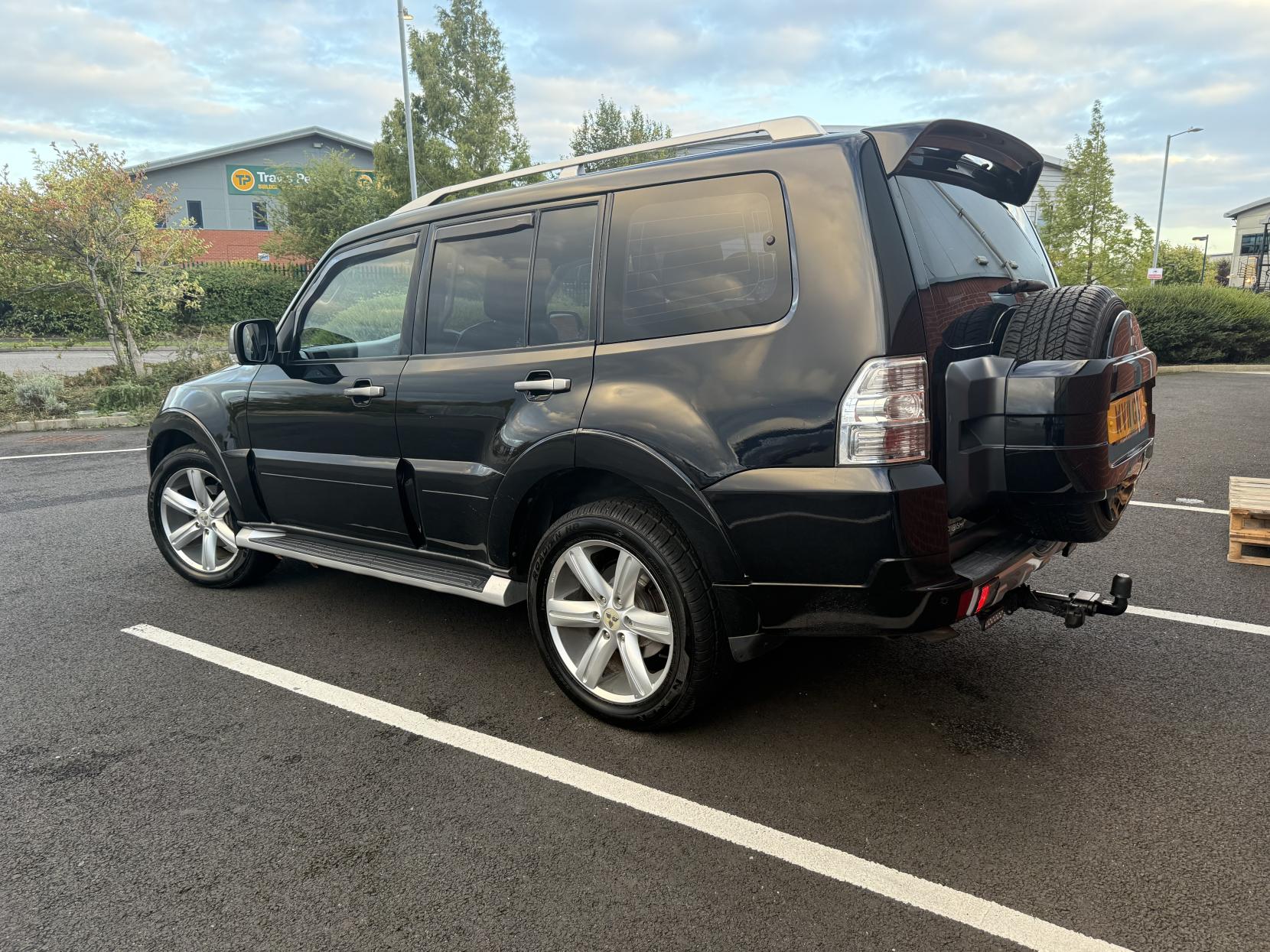 Mitsubishi Shogun 3.2 DI-DC Diamond SUV 5dr Diesel Auto 4WD Euro 5 LWB (197 ps)