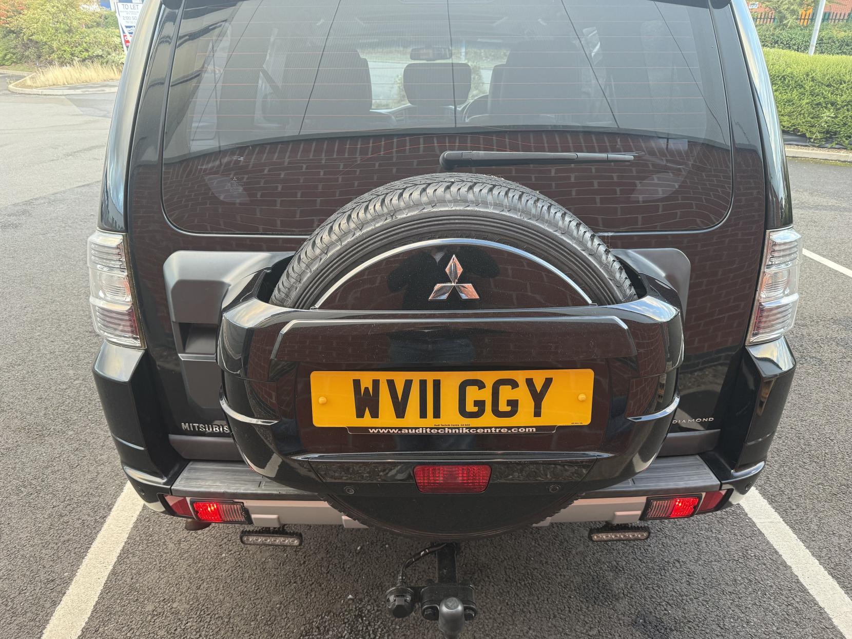 Mitsubishi Shogun 3.2 DI-DC Diamond SUV 5dr Diesel Auto 4WD Euro 5 LWB (197 ps)